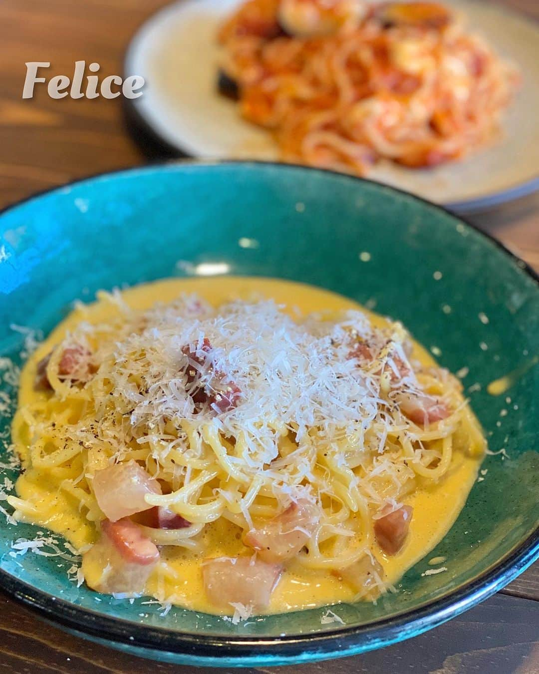 Ayuminのインスタグラム：「🇮🇹フェリーチェ🇮🇹 豊橋の生パスタが美味しい @felice_toyohashi パスタはイタリア小麦を使用した自家製生パスタ！ 前菜、パン、デザート、ドリンクが付いた お得なパスタコース1500円を注文😎 . ☑️カルボナーラローマ風 イタリア製ベーコン、卵、チーズのみで作った パスタ人気のNo.1👏👏 出来上がった濃厚カルボナーラにさらに 目の前でチーズを削っていただけます！ ソースは卵とチーズのみだからこそすんごい コクがあってとにかく濃厚！！ . 前菜〜デザートまでお腹いっぱい大満足❣️ フォカッチャが残り1人分しかなくなってしまい 代わりにデザートを多めにして下さって 店員さんの配慮も嬉しかったなぁ🥺✨ . . スタバクイーン👸🏼メインアカウント ➡︎ @ayumin0220stb . #フェリーチェ#felice#生パスタ#生パスタ専門店 #愛知グルメ#豊橋グルメ#豊橋イタリアン#愛知イタリアン #豊橋カフェ#豊橋ランチ##豊橋ディナー #インスタグルメアワード2020#あいなご#ナゴレコ#グルメライター」