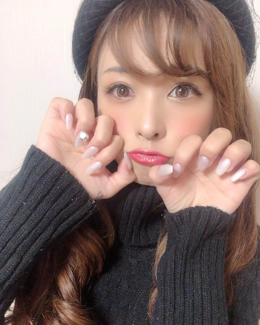 Fujikoさんのインスタグラム写真 - (FujikoInstagram)「New ネイル💅  シンプルにワンカラー👸🏻✨  なんやかんや、ホワイトネイルにキラキラが一番すき🥺✨  #Fujiko#ネイル#キラキラ#アーティスト#歌手#cute#nail」10月19日 12時31分 - fujikochan1023