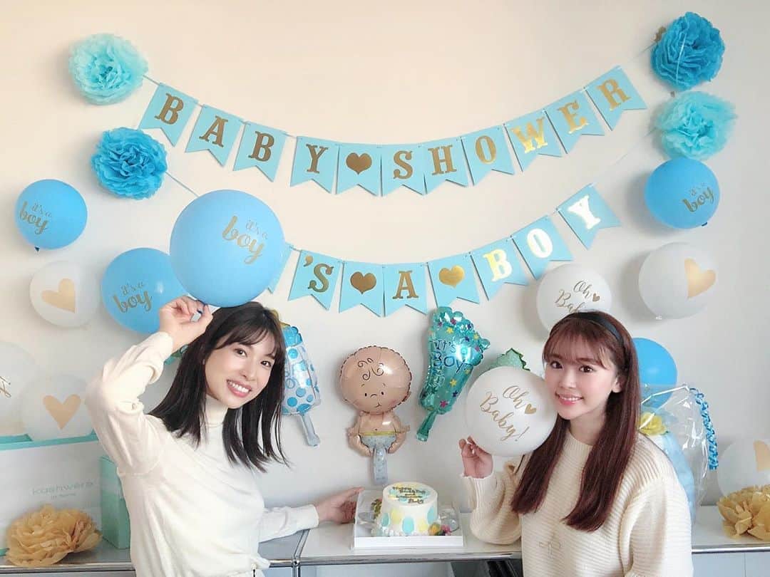 藤川沙弥のインスタグラム：「𝕓𝕒𝕓𝕪 𝕤𝕙𝕠𝕨𝕖𝕣 👼🏻💙 🐶🐱達も一緒にお祝い🎉 今年は仲良しのお友達が 沢山ママになる年だなあ🤰🏻❤️ 楽しみすぎる🥺𓂃◌𓂂﻿ BOY👦🏻と分かってたので ブルーの飾り付けにしたよ💙 なかよしのハルは🗼にいるので遠隔で✨  🎂はフルオーダー😍 @curana_cake さんです🙏🏻 韓国風ケーキ可愛すぎる…‼︎  なあせ🤱🏻ファイティン💪🏻💕」