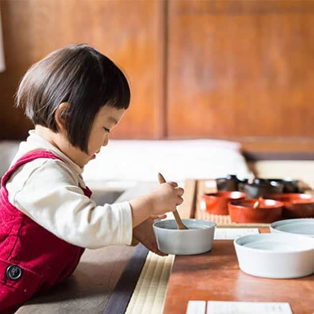 tocotocoさんのインスタグラム写真 - (tocotocoInstagram)「ひとつのものを、永く、大切に。﻿ ﻿ 日本各地の職人さんが作る、“0 歳からの伝統ブランド aeru”さんの「こぼしにくい器」。﻿ ﻿ 使っていく中で欠けてしまったり割れてしまったりした場合は、金継ぎ・銀継ぎ・色漆継ぎでお直しをすることができます。﻿ ﻿ お気に入りのものを、永く、大切に使う。﻿ 大切な学びを子どもたちの心に伝える器です。﻿ ﻿ お直しの詳細、お問い合わせは、aeruさん（@aeru_）のwebページにて。﻿ https://a-eru.co.jp/repair/kintsugi﻿ ﻿ ・-・-・-・-・-・-・-・-・-・-・-・-﻿ ﻿ 「こぼしにくい器」は「tocotoco マーケット」に掲載中です。﻿ お買い物は、プロフィール(@tocotoco_mag)のリンクか、商品画像からどうぞ！﻿ ﻿ #aeru﻿ #子ども食器﻿ #うつわ﻿ #食器﻿ #陶器﻿ #磁器﻿ #伝統﻿ #益子焼﻿ #砥部焼﻿ #京焼﻿ #大谷焼﻿ ﻿ #おうち時間 #ギフト #プレゼント #ベビー #キッスズ #ママ #パパ #家族 #tocotoco #tocotoco マーケット」10月19日 12時33分 - tocotoco_mag