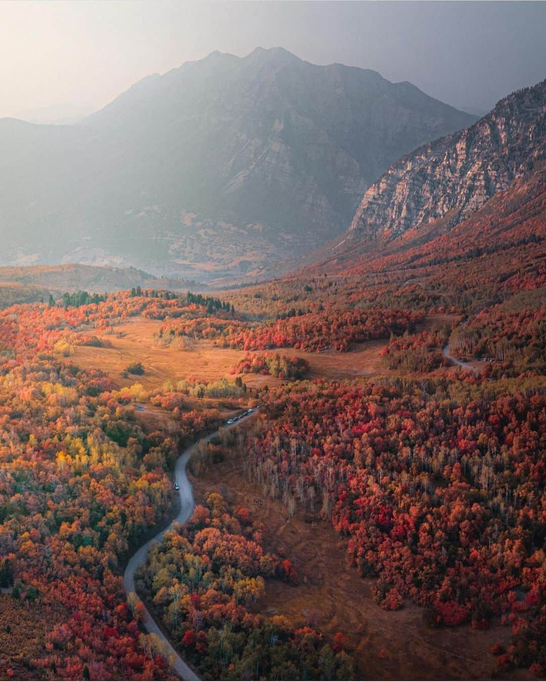 のインスタグラム：「A photo by @aaron.k.baker from Utah to end the night with. Amazing. 🍁」