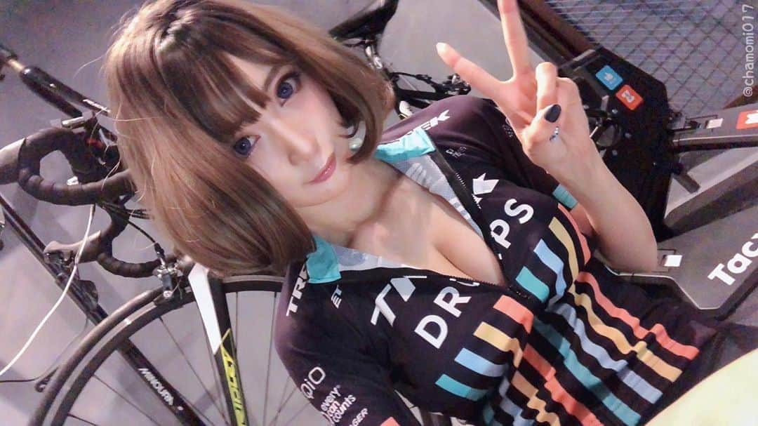のインスタグラム：「逗子市にある自転車屋さんにてコラボイベントを開催します！自転車好きな人、気になる人ぜひ待ってます！  カモミール×自転車屋一日店長【前半】 ■日程　2020年11月1日 ■時間　11:00〜閉店まで ■内容　撮影・トーク・たこ焼きパーティー  参加申込や詳細についてはこちら▼ https://lineblog.me/chamiblog/archives/2370757.html  InstagramはURL飛ばないので LINEBLOG chamiblog を検索してチェックしてね！！  #逗子葉山 #自転車イベント #自転車 #自転車女子  #自転車のある風景  #サイクルジャージ #サイクルウェア  #イベント #コラボ #コラボイベント #一日店長  これを機に他の自転車屋さんでも カモミールさんイベントやりましょう🎉  などなどお声掛けありましたらぜひぜひ 大大大募集しております ＼＼\\٩( 'ω' )و //／／  あなたの行きつけの自転車屋さんで 店舗にリクエストするのもいいと思う💓  皆さまのお越しをお待ちしております！」