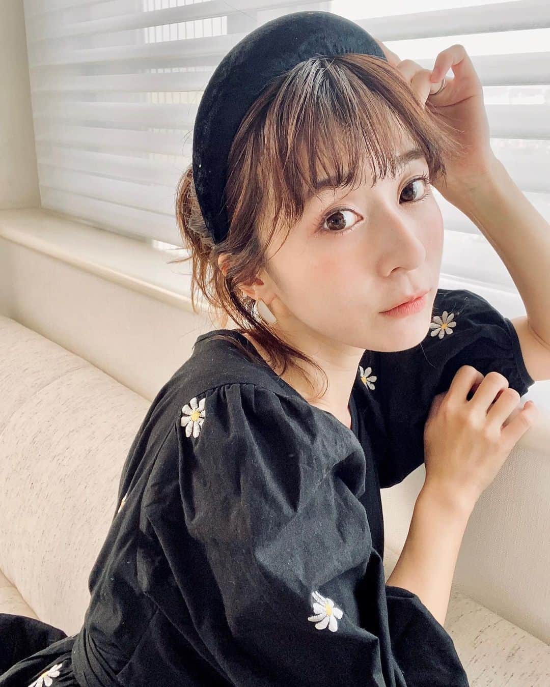 のインスタグラム：「・ 新しいコスメたちでメイク🤍 2枚目がわかりやすいかな😋 eye shadow @dasique_official 5番 3色目になったこのシャドウのパレット。 本当に捨て色なしで大大大好き。 愛用している3番に オレンジっぽさと温かさがプラスされたかんじ。 すごく使いやすい☺️🧡 mascara @lpdgem.official  おじぇむのマスカラは明るめのブラウン。 絶妙だわ色味が🥺本当一帆ちゃんリスペクト。 lip @romand_jp 11番 落ちなさ過ぎるこのリップは 2色買いしました💋 荒れないし最高。 cheek @threecosmetics X02 去年青み系のパレットにしたので 今年はオレンジ系にしました。 今毎日このチーク🥺持ち運びもこれだけ。 そのくらい溺愛。やはりthreeらぶ。 accessory @stellarhollywood  今年っぽいぽってりカチューシャが可愛い🤍 ラフなポニーならガーリーになりすぎず お顔も大きく見えずいい感じ。 そしてピアスはホワイトジェイドってパワーストーン。 友情や愛情とか 絆を深めてくれて 負のエネルギーを打ち消して 精神性向上のサポートをしてくれる！ といわれているの😌✨ 可愛いしサイズ感もちょうど良いし お守り代わりにつけてました✌🏻🤍」