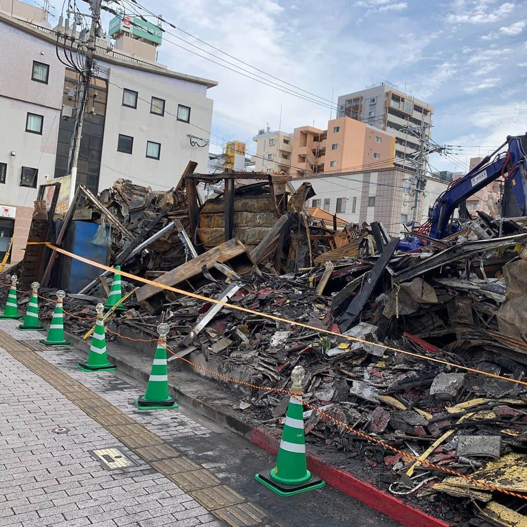 日浦孝則のインスタグラム：「長崎6分の2Daysが終わり、長崎から鳥取県境港市のイベントに行った日の出来事！ 今回長崎は長期滞在のため、トッシー荒木さんの長崎個別指導予備校の片隅に宿泊させてもらっていますが、境港から長崎に戻り琴海町でのライブが終わって予備校ビルに帰ってきたら、なんと！そのビルの道を挟んだ向かいのパチンコ屋さんが全焼してしまってました！ 幸い予備校ビルは風向きの関係で無事でした！ 恐ろしやー。 その隣の蒲鉾で有名な、老舗、長崎香福亭さんも被害があったようで、入口は開けっぱなしで当日の混乱が見て取れます。 この後の処理が大変そうです。」