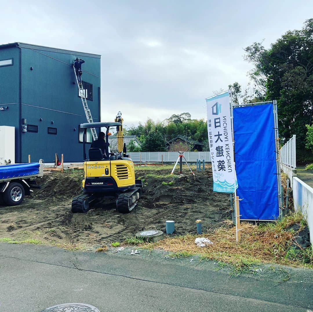日大建築のインスタグラム：「本日基礎工事着工しました👷‍♂️ 11月上旬、上棟予定です‼︎ #日大建築#カリフォルニアスタイル #サーファーズハウス新築#注文住宅#宮崎市#モダン#オシャレ#ビーチ#海#surf #ハワイ#アメリカン#大工#建築#設計#ウッドスタイル#中古住宅#リフォーム#リノベーション#カバードポーチ#ウッドデッキ#ヘリンボーン#マイホーム#家造り」