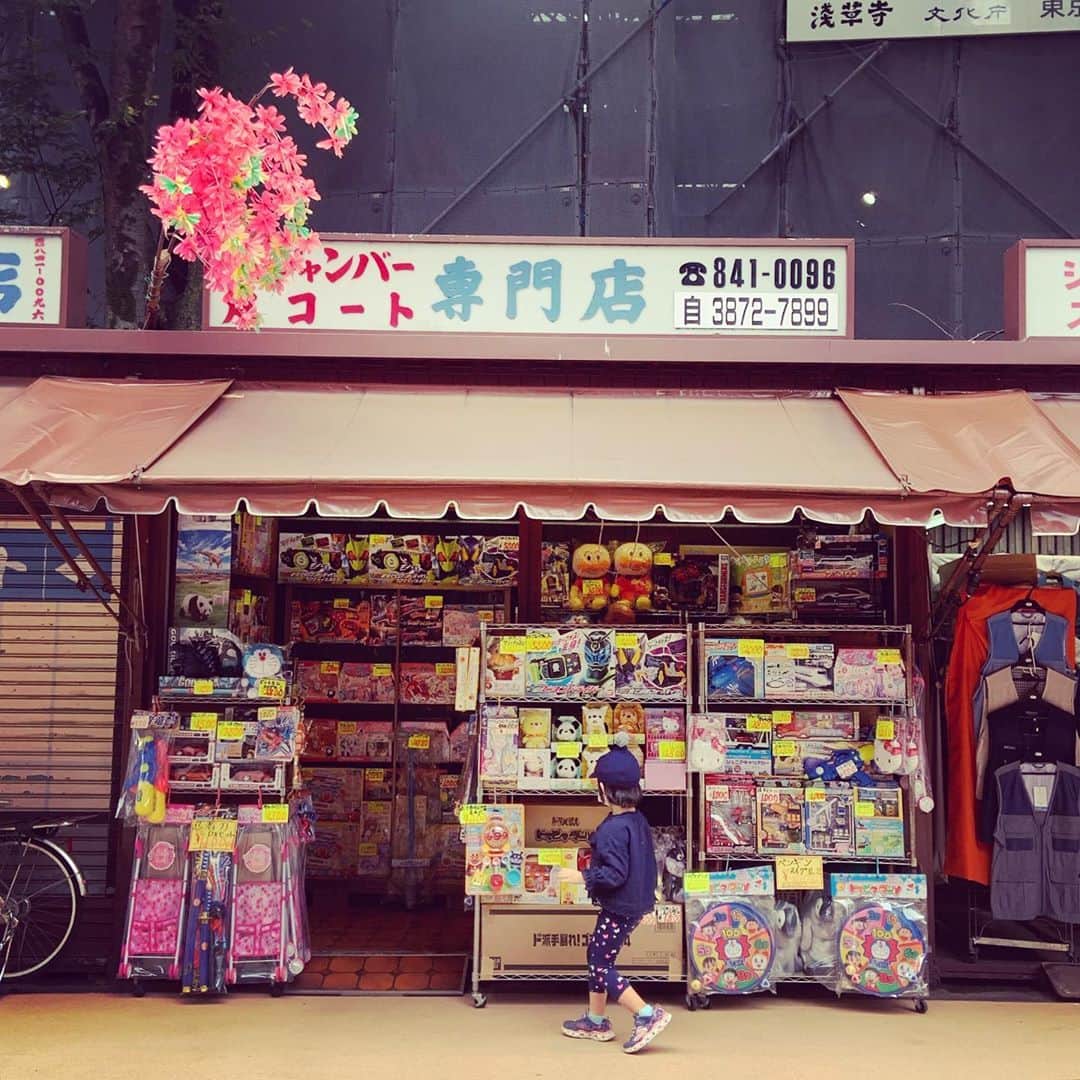 のインスタグラム：「. 近すぎてあまり 知らなかった場所へ。 . 途中から どうしても忍者になりたくなっちゃった5歳児。 .  #東京観光#tokyo#asakusa #浅草#浅草寺#ワガコとおでかけ  いいものですね。 東京観光。」