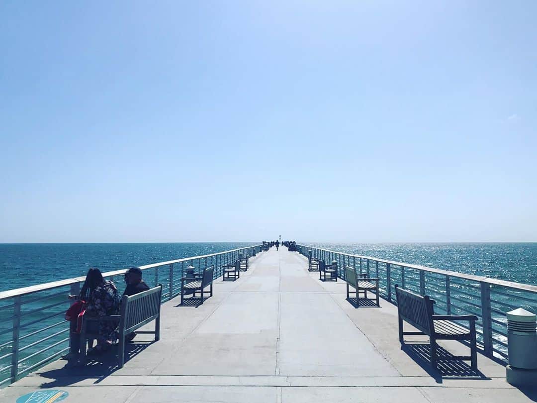 カリフォルニアスタイルのインスタグラム：「太平洋に向かって、どこまでも延びていく感じのピア。気持ちイイ‼️ このHermosa Beachのピアは、LA LA LANDでライアン・ゴズリングが老夫婦とダンスしたロケーション。覚えてる❓  #californiastyle #california #movie #hermosabeach #lalaland #location #filming #pacificocean #pier #bluesky #californialove #californiadreaming #カリフォルニアスタイル #カリフォルニア #ピア #ハモサビーチ #太平洋 #カリフォルニア工務店 #ライフスタイル不動産 #lightningjapan #lightningmagazine #カリフォルニア生活 #カリフォルニアライフ #カリフォルニアディズニー #ライアンゴズリング #ryangosling #ララランド #映画 #ロケーション @lalaland @ryangoslingoffical__」