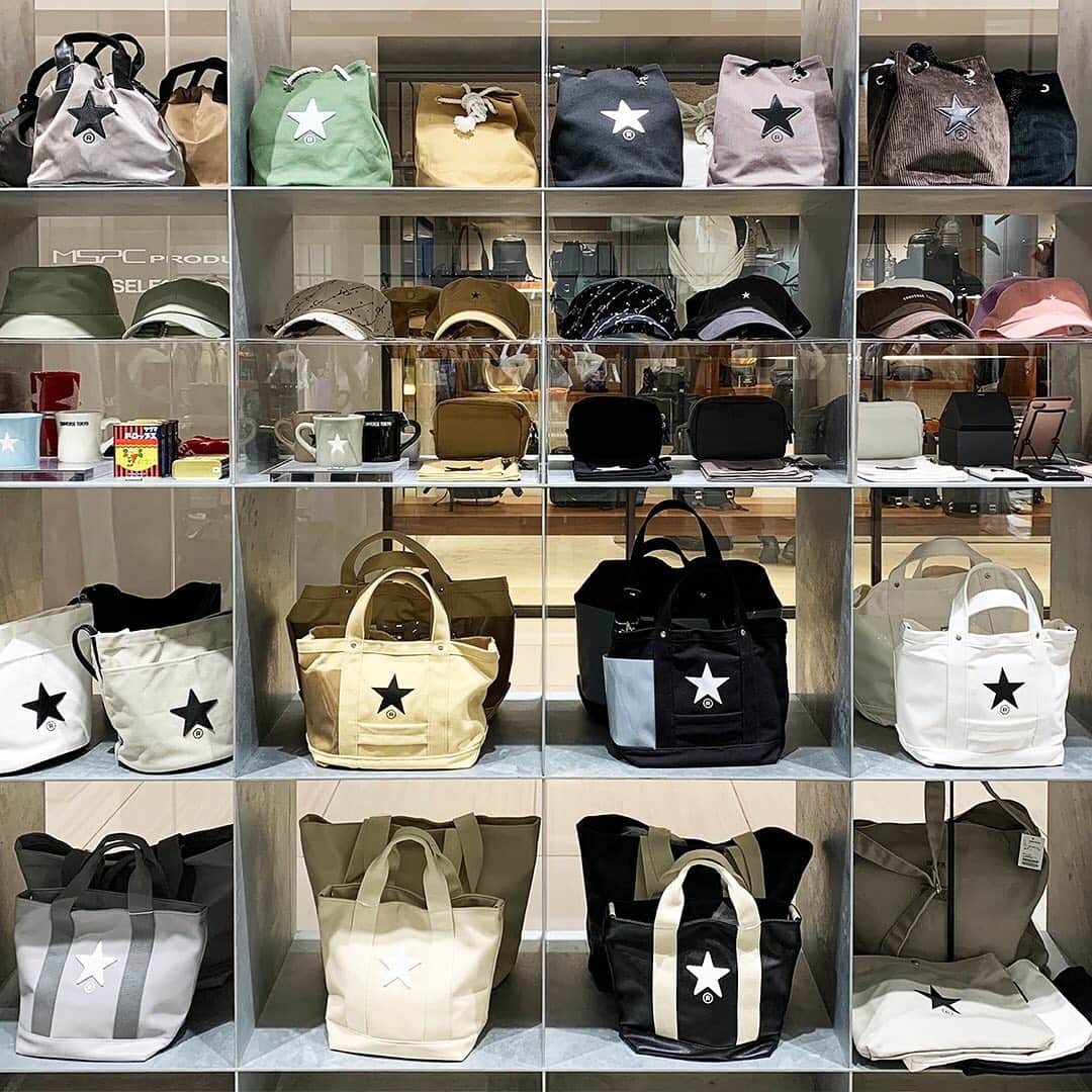 #ぶらエディターズ GINZA SIX オフィシャルさんのインスタグラム写真 - (#ぶらエディターズ GINZA SIX オフィシャルInstagram)「GINZA SIXの各店舗・ブランドがお届けする最旬情報。ご存じ100年以上の歴史を持つ「CONVERSE」から生まれたライフスタイルブランド「CONVERSE TOKYO」（5F）では、最新の秋冬コレクションが続々入荷中！  今季のブランドのいち推しはチェックパターン。なかでもアウターとしてワンピースとして2WAYに着こなせる「シャギーチェックコート(写真2, 3枚目、43,000円、2色展開、フリーサイズ)」は、争奪戦必至な予感。シャギーカットの柔らかな肌触りに加え、サイドにはスリット入りなので、機能面も完璧で、シックなベージュとトラッドなネイビーの2色展開となっています（ちなみに同タイプにはブルゾンもあります）。さらに同じくチェックアイテムからは、背面にプリーツ加工が施されている「ワンピース(写真4枚目、36,000円、2色展開、フリーサイズ)」、「シャツ(同写真4枚目、26,000円、2色展開、フリーサイズ)」、ウエストがゴム仕様で左右シンメトリーなデザインがモード感漂う「スカート(同写真4枚目、32,000円、2色展開、フリーサイズ)」など、ワードローブに加えたいアイテムが目白押しです。  なお、様々なコラボレーションプロジェクトを手掛ける「CONVERSE TOKYO」では、人気スタイリストの熊谷隆志さんがクリエイティブ ディレクターを務める「WIND AND SEA(ウィンダンシー)」とのコラボアイテム（写真5枚目、なくなり次第終了）を目下全11型発売中。こちらも見逃せません！  ※店舗ではスタッフのマスクの着用、ソーシャルディスタンスの確保、アルコール消毒などを徹底し、新型コロナウイルス感染拡大への防止対策を行なっています。 ※価格は全て税抜となります。  Check out the newly arrived F/W collection from CONVERSE TOKYO on the 5th floor of GINZA SIX. CONVERSE TOKYO is a lifestyle brand from the 100+ year old shoe brand CONVERSE.   This season the brand is all about checkered patterns. The “Shaggy checkered coat” (pic #2 & 3, 43,000 yen, available in two colors, only available in medium) can be worn as both a coat and as a dress. Get it in chic beige or traditional navy. (This product is also available as a blouson.) See pic #4 for a new checkered dress that is pleated in the back (36,000 yen), a checkered shirt (26,000 yen), and a symmetrical skirt with elastic waistband (32,000 yen)—all great additions to your fall wardrobe (all available in two colors, all only available in medium).   CONVERSE TOKYO also has a series of ongoing collaborations. Check out 11 different items made in partnership with WIND AND SEA, headed by creative director Takashi Kumagai (pic #5, limited availability).   *Prices do not include tax.  #conversetokyo #converse #コンバーストウキョウ #チェック #チェックコート #チェックワンピース #チェックシャツ #チェックコーデ #windandsea #熊谷隆志 #ginzasix  @converse_tokyo @ginzasix_official」10月19日 13時10分 - ginzasix_official