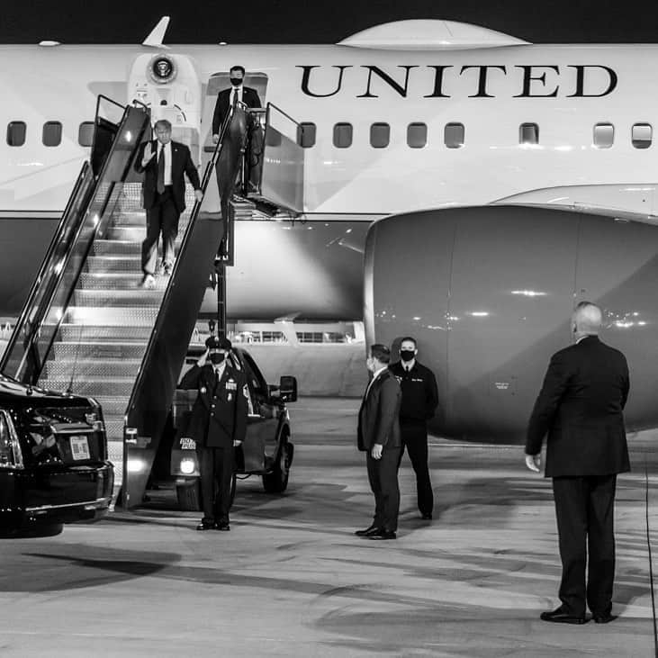 ドナルド・トランプさんのインスタグラム写真 - (ドナルド・トランプInstagram)「President Donald J. Trump disembarks Air Force One upon arrival to McCarran International Airport Sunday, Oct. 18, 2020, in Las Vegas, Nevada.」10月19日 13時05分 - realdonaldtrump