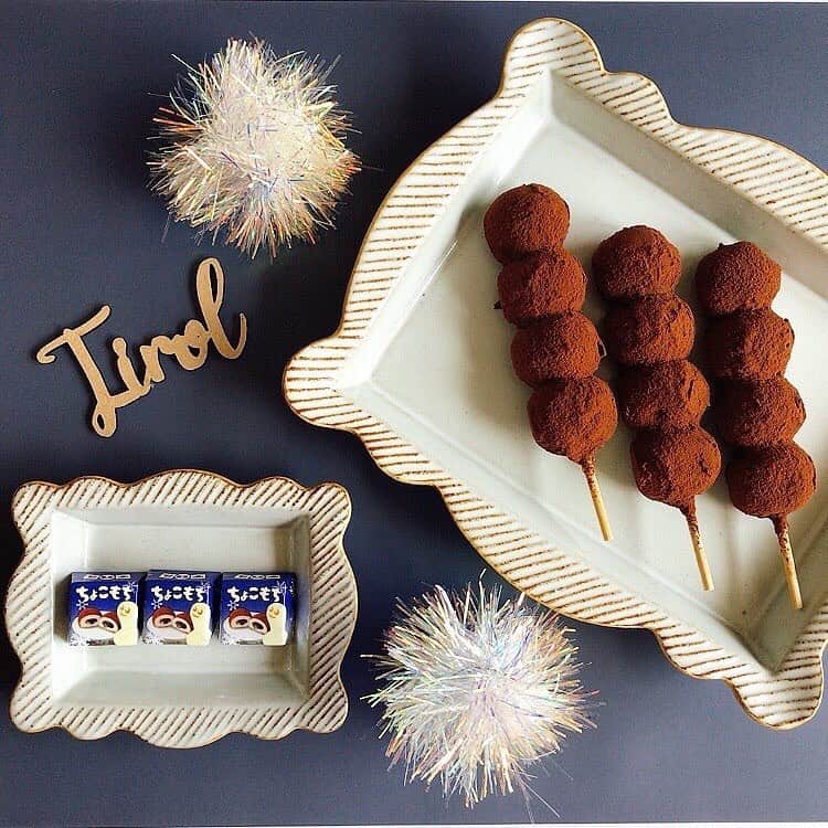 チロルチョコのインスタグラム：「⛄️冬季限定⛄️の『もちシリーズ』﻿ チロルのちょこもち〈袋〉のご紹介です❄﻿ ﻿ とろりと甘いチョコソースともちグミをほんのりビターなチョコで包みました😌✨﻿ ﻿ くちどけなめらか🥰﻿ ﻿ ベーシックで飽きのこないシンプルな美味しさは必食ですよ🤭❤﻿ ﻿ ﻿ もちもちとろ〜りをお楽しみくださいませ👩‍🍳﻿ ﻿ ﻿ ﻿ ﻿ ﻿ ﻿ ﻿ ﻿ #tirol #tirolchoco #チロルチョコ #チロル #チョコレート #おやつタイム #chocolate ﻿ #ちょこもち#冬季限定﻿ #おうちカフェ #おやつの時間  #chocolatelover  #shopチロルチョコ」