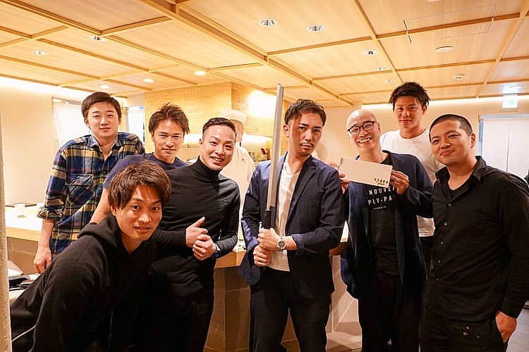 のインスタグラム：「明治通りを渋谷から恵比寿方面へ歩くと主張控えめな鮨屋がある  「鮨 一」  鮨屋のイメージが全くない並木橋に出すとは  読みは「いち」ではなく「はじめ」  おまかせコース18,000円でかなり多彩な料理を楽しめる  特に和食経験を活かしたつまみはなかなか鮨屋では見かけないものも  印象的だったのは墨烏賊、春子鯛、はがし、車海老  一発目から産地による食べ比べは他の店であまりやってない為是非続けて欲しい  刀持ってイキってる男一名、失敬。  82軒目  #鮨一  #渋谷 #すしはじめ #鮨 #鮨スタグラム #品川イッコー #ikkosfilms  #japanesefood #igers #tagsforlikes #instagramjapan #ilovejapan」