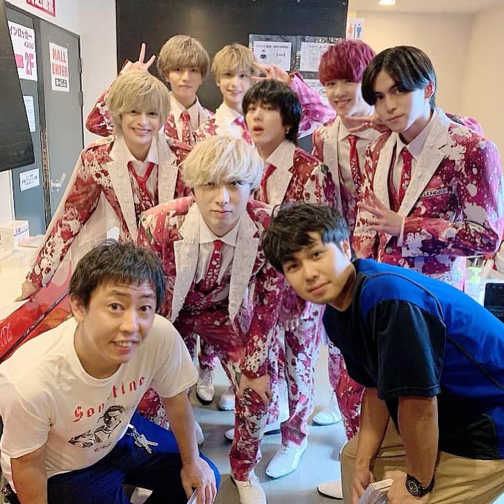 BUZZ-ER.のインスタグラム：「【🐝今宵出演情報🐝】 #テレビ埼玉 #ミュージックHEAVEN に BUZZ-ER.が出演します🤗✨  10/19(月)  深夜24:30から放送です‼️  MCは　#さらば青春の光 さん！！ 収録後には一緒にパシャリ📸✨ 是非、見てください。 @saraba_morita  @higashi_yoshi  森田さん、東ブクロさん、 「めっちゃ、緊張しましたが お会いできて嬉しかったです」 @saku10291029  @_kohei_chiba_  @shalf527  @slyme_  @_shp1_  @buzzer_kohey  @haupika_bw」
