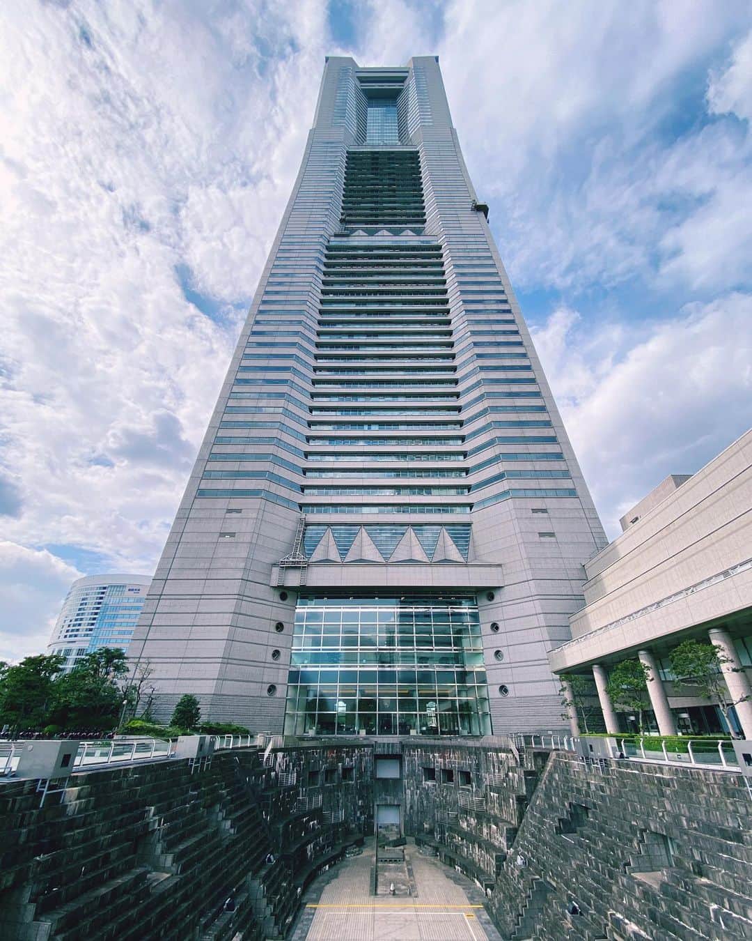 横浜ロイヤルパークホテルのインスタグラム：「ホテルの隣にある「ドックヤードガーデン」。  船の建造や修理のための施設で、日本最古の商船用石造りドッグであった「旧横浜船渠（せんきょ）第2号ドック」を後世に残そうと復元したものです。  港町ヨコハマらしいスポット。ホテルロビーからもご覧いただけます☺️  #横浜ロイヤルパークホテル #yokohamaroyalparkhotel #横浜 #yokohama #ホテル #hotel #横浜ホテル #みなとみらい #thepreferredlife #royalparkhoteljp」