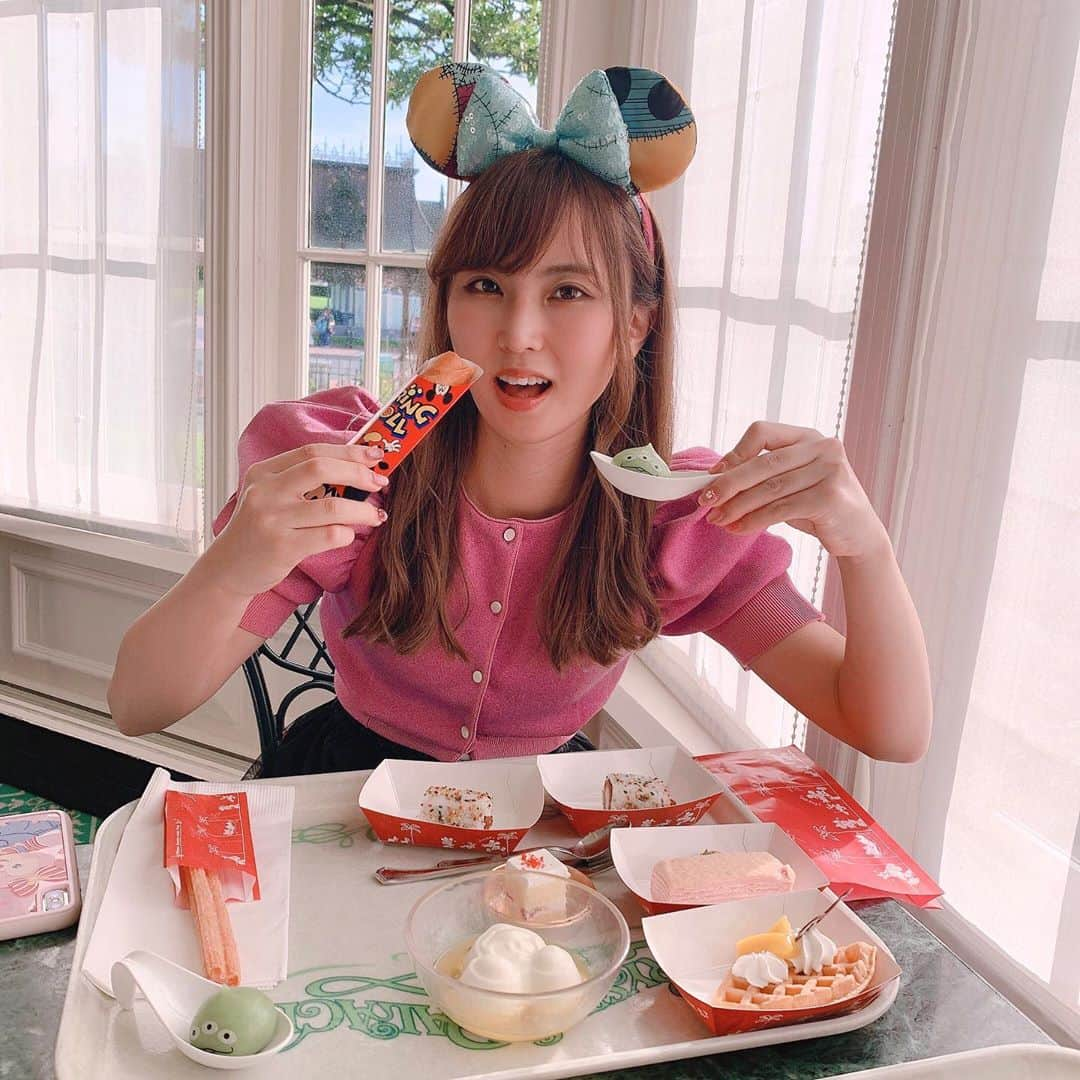 住吉珠貴(たまちゅーーーぶ)のインスタグラム：「はろー💜﻿ ﻿ ﻿ みんなはスイーツや食べ放題ってすき？😍﻿ ﻿ ﻿ ﻿ 今日のお写真はクリパレのスイーツビュッフェ﻿ ﻿ からお届けするよ🍓﻿ ﻿ ﻿ ﻿ 東京ディズニーランドのクリスタルパレスレス﻿ ﻿ トランでは、ただいま"スウィートタイムセレク﻿ ﻿ ション"を開催中🍰🎀﻿ ﻿ ﻿ 昨日の動画でも限界まで食べることに挑戦して﻿ ﻿ るからぜひみてちょ💜🦄﻿ ﻿ ﻿ ﻿ かわいいスイーツだけではなく、パークのあの﻿ ﻿ フードや、スープなどもあって、甘いだけじゃ﻿ ﻿ ないとっても素敵なビュッフェだよ🥰﻿ ﻿ ﻿ 予約方法も動画にしてるからぜひみてみてね😚﻿ ﻿ ﻿ またいきたいな〜😍﻿ ﻿ ﻿ #youtuber #たまちゅーぶ #住吉珠貴 #ディズニー #クリパレ #ディズニーランド #スウィートタイムセレクション #disney #tokyo disneyland #クリスタルパレス #食べ放題」