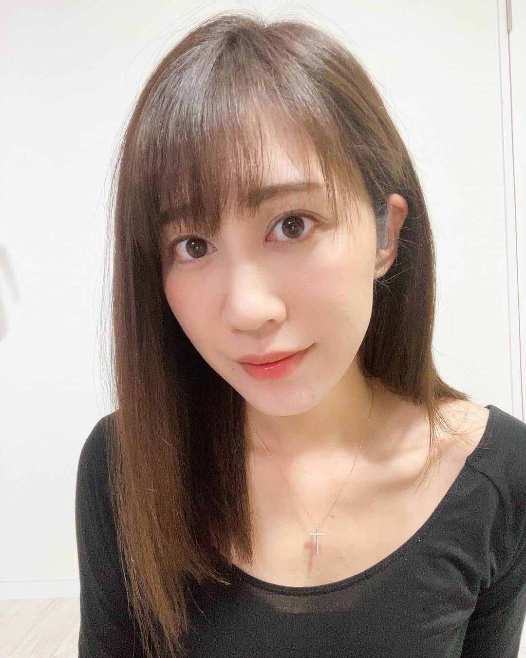 のインスタグラム：「: 最近、この「魔法のまとめ髪シャンプー＆ トリートメント」を頂いて、使い始めたよ♪ : 敏感肌の方でも使えるくらいの低刺激で くせ毛に強い成分の入ってるの。 私の悩みの一つでもあるくせ毛。 今まで、色んなシャンプーを試してきたけど、 これを使ったあとは、 セットもしやすくなったし、 ジャンプー後は指通りも良くなって、 しっとりまとまることに感動✨ : そして！！ 香りもさっぱりしたフルーティーな感じで、癒される♪ : 髪質に悩んでる方にはオススメ！ @1and5mizuki : #PR #Felms #まとめ髪 #シャンプー #トリートメント #ノンシリコン #アミノ酸 #くせ毛 #低刺激」