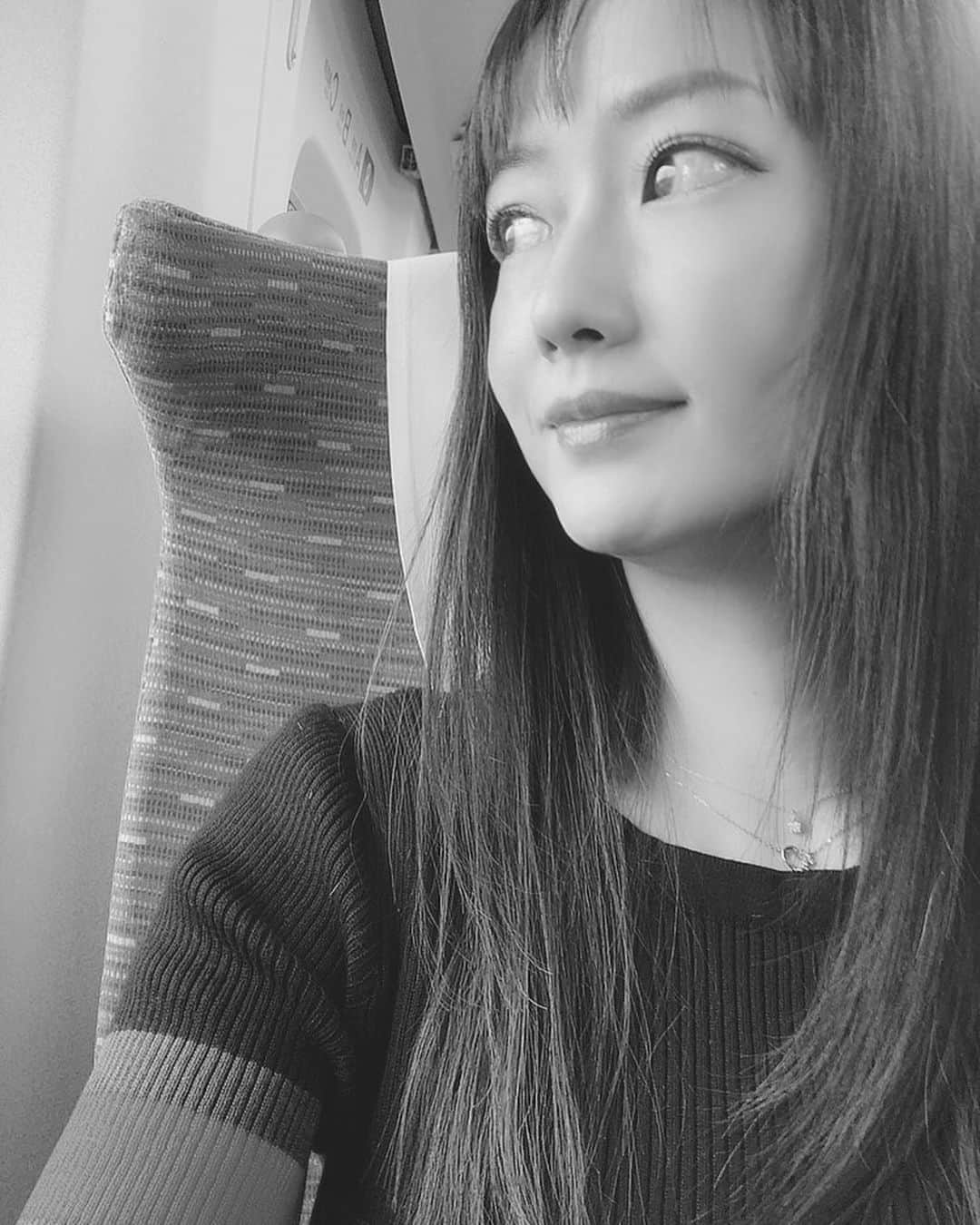 のインスタグラム：「むか〜しオフ会で  ファンの方から頂いた駅弁  『はらこ飯』  が美味しくて買ってみたけど  全く別物だった😂  イクラは美味しかった🧿  #はらこ飯 #駅弁 鮭がハラスくらい脂乗っててほしかった😂🐟 #イクラ は大粒で箸で掴もうとすると逃げちゃうくらいのプルンプルンの鮮度で美味しかった😋  #吉山りさ #お弁当 好きです #🍱 冷たいお弁当も好き💕特に #中華 のお弁当 #中華料理 大好き❣️#ロケ弁 も大好き😍  #はらへりへりはら  朝からカツバーガー食べてお腹いっぱいだったはずなのに〜😂 #🍔   #魚類は別腹🎈」