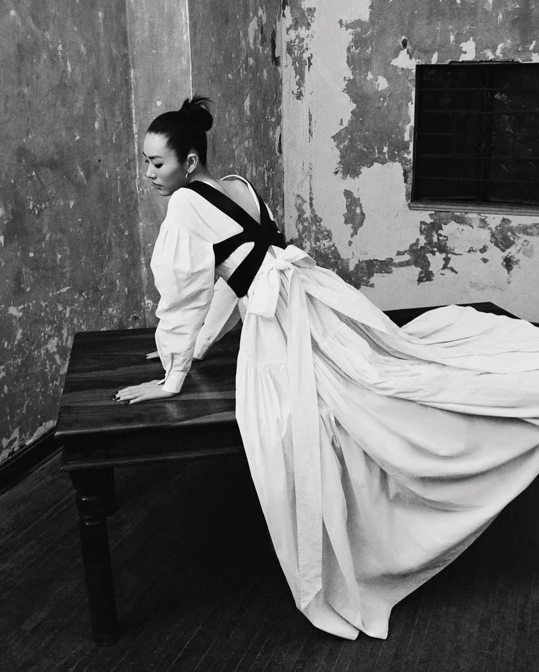 リウ・ウェンさんのインスタグラム写真 - (リウ・ウェンInstagram)「Sometimes we dwell in our dreams 🥀 #Voguechina 📸 @z.qiann  👗 @yuhang_yao」10月19日 13時21分 - liuwenlw