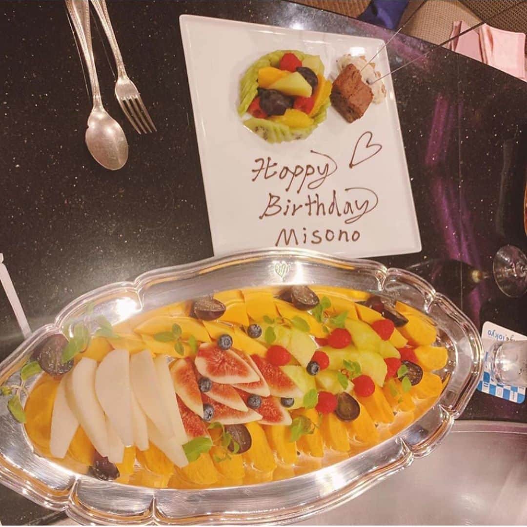 misoNosukeさんのインスタグラム写真 - (misoNosukeInstagram)「. . 小原春香ちゃんとは 2日連続で食事したんだけど（笑） 癒されました… サキモンも相変わらず最高でした！ . ↓ . #Repost @koharaharuka with @make_repost . 大好きなmisonoちゃんのお誕生日会❤︎ 面白いんだもん 笑って笑って パワー頂きました☺︎ . 幾つになってもパワフルで かっこよくて可愛くて〜 魅力的すぎる❤︎ そして人として大尊敬です❤︎ . トーク面白すぎて バラエティー番組を見てる気分になるほどの トーク力に脱帽する❤︎ この一年も素敵な素敵な年でありますように💋 . ひろみ〜こと崎本大海さん イケメンすぎて頭良すぎて 考えてることすごいよ！ 勉強家で大尊敬☺︎ . お二方は大先輩なのですが 舞台ライフパスファインダーで 出逢ってから可愛がってくださるの 幸せです❤️ . @hiromi.s0823 . . #misono #崎本大海  #小原春香 #happybirthday  #LOVE #お祝い」10月19日 13時25分 - misono_koda_official