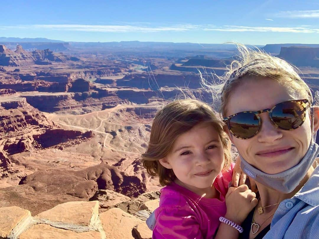 エミリー・デ・レイヴィンのインスタグラム：「Sundays are for exploring with my girl 💖💕💞💘 Love you more than words can say my little lady xoxo  Explored some more of Utah’s incredible National & State Parks today... check out the mind blowing beauty of this state in an upcoming episode of Making It Up As I Go! 🤗  #makingitupasigoshow  #utah #deadhorsepointstatepark  #kidlife #mumlife #momlife  #rvlife #roadtrip #lifetrip」