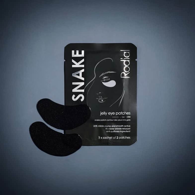 のインスタグラム：「⠀ ロディアルを代表するエイジングケアシリーズ 「スネークシリーズ」より新発売！ ⠀ ⠀ ヘビ毒に含まれるペプチドにヒントを得て開発された様々なメディアでも話題のハリ肌成分「シンエイク」を配合し、目もとのエイジングサインにハリを与え、なめらかに整えるジェリー状のアイパッチです。 ⠀ ⠀ 美容成分とうるおいに満ち溢れた海藻由来のアイパッチが、デリケートで繊細な目もとのラインに密着するようにフィットし、集中ケア。 目もとの気になるサインにダイレクトにアプローチし、ふっくらとハリのある健やかな目もとへと導きます。 ⠀ ⠀ 目もと以外にも、ほうれい線、首もとなどの気になる部分に使え、水分保持力に優れたハイドロゲル状なのでぴったりと肌に高密着し、剥がれの心配もありません。 ⠀ ⠀ ▼お悩み・効果▼ 【ハリ・弾力】【ツヤ】【引きしめ】【目もとケア】 ⠀ ⠀ ⠀ 〈ご使用方法〉 洗顔後に化粧水で肌を整え、アイパッチをトレイから取り出し、下まぶたの輪郭に沿ってフィットさせます。20〜30分後、マスクを取り外してください。 ⠀ ⠀ スネーク ジェルアイパッチ（２枚入り×４セット） ¥ 7,150(税込) ⠀ ⠀ 是非お試しくださいー❣️ ⠀」