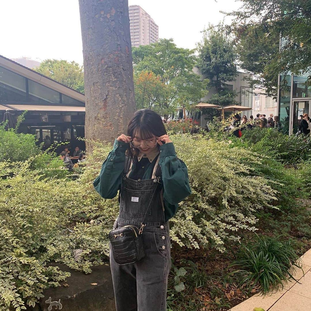 竹村夏音さんのインスタグラム写真 - (竹村夏音Instagram)「#のん私服  シャツ: 貰い物 オーバーオール: LEVI’S バッグ: one way 靴: FILA 眼鏡: WEGO  古着チックコーデ💚🖤((炭治郎カラーだけん、うちの中では鬼滅コーデ🧏🏼‍♀️♡  この格好個人的にお気に入りなんです🧚🏼♡  #ootd#vintage#お洒落さん#古着#古着コーデ#古着女子#秋コーデ#ミス桜美林コンテスト2020#ミスコン#fashion#オーバーオール#サロモ#サロモ希望#サロンモデル#サロモ東京#お洒落な人と繋がりたい#오오티디#シャツコーデ#좋아요#대학생#鬼滅カラー#鬼滅の刃#竈門炭治郎」10月19日 13時29分 - _tink159_