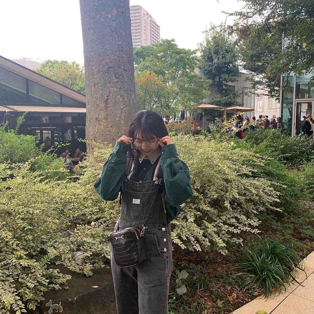 竹村夏音のインスタグラム：「#のん私服  シャツ: 貰い物 オーバーオール: LEVI’S バッグ: one way 靴: FILA 眼鏡: WEGO  古着チックコーデ💚🖤((炭治郎カラーだけん、うちの中では鬼滅コーデ🧏🏼‍♀️♡  この格好個人的にお気に入りなんです🧚🏼♡  #ootd#vintage#お洒落さん#古着#古着コーデ#古着女子#秋コーデ#ミス桜美林コンテスト2020#ミスコン#fashion#オーバーオール#サロモ#サロモ希望#サロンモデル#サロモ東京#お洒落な人と繋がりたい#오오티디#シャツコーデ#좋아요#대학생#鬼滅カラー#鬼滅の刃#竈門炭治郎」