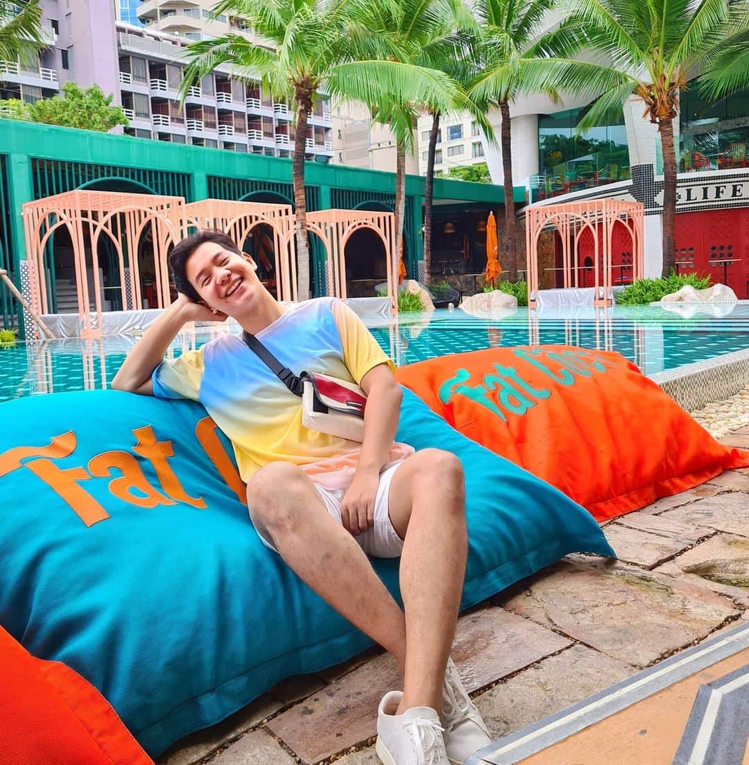 アイス・サランユーのインスタグラム：「ขอบคุณ  @aonehotelspattaya #aonehotelspattaya Fat Coco Beach Club @Fatco.co #Fatco.co คุณอี้ พี่ Jigky ที่ดูแลตอนรับ ice และ ครอบครัว อย่างดีนะครับ  💙🙏💙」