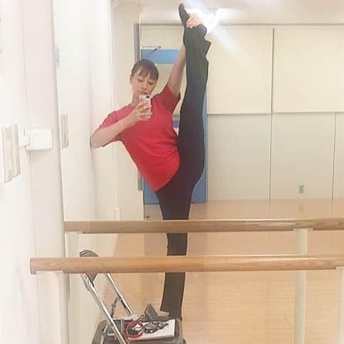 のインスタグラム：「🤗 . . 昨日はストレッチ、柔軟、体幹トレーニングの教室を😊✨  参加してくれた子達は、半分以上が器械体操をやっている子だったので、なるべく日頃の練習でも出来そうなメニューも入れてみました♡  みんな真面目に受けてくれて良かった♡よかった♡  肝心の腰は、動きはセーブしながらだったから何とか乗り切れた！笑  ピークは超えたけど、まだまだ違和感あるなー😭  しっかり治します！！ . . #レッスン  #lesson #体操 #新体操 #体幹 #体幹トレーニング #ストレッチ #教室」