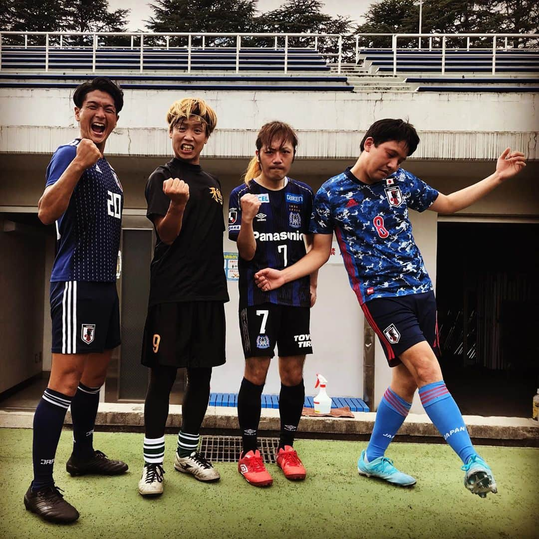 フルカウント千葉さんのインスタグラム写真 - (フルカウント千葉Instagram)「朝からハーフコートでの #サッカー した 死にそうな状態だけど 必死に顔だけつくりました🤪  久しぶりに けんじるさんとで楽しさ倍増です⚽️  #1週間前の写真 をオンタイムの様に投稿📸  #槙野智章 #みどりかわたけし #食い込MEN #けんじる #ガンバサポのロン毛 #フルカウント千葉 #原口元気 #おじみょん」10月19日 13時33分 - fullcount.chiba