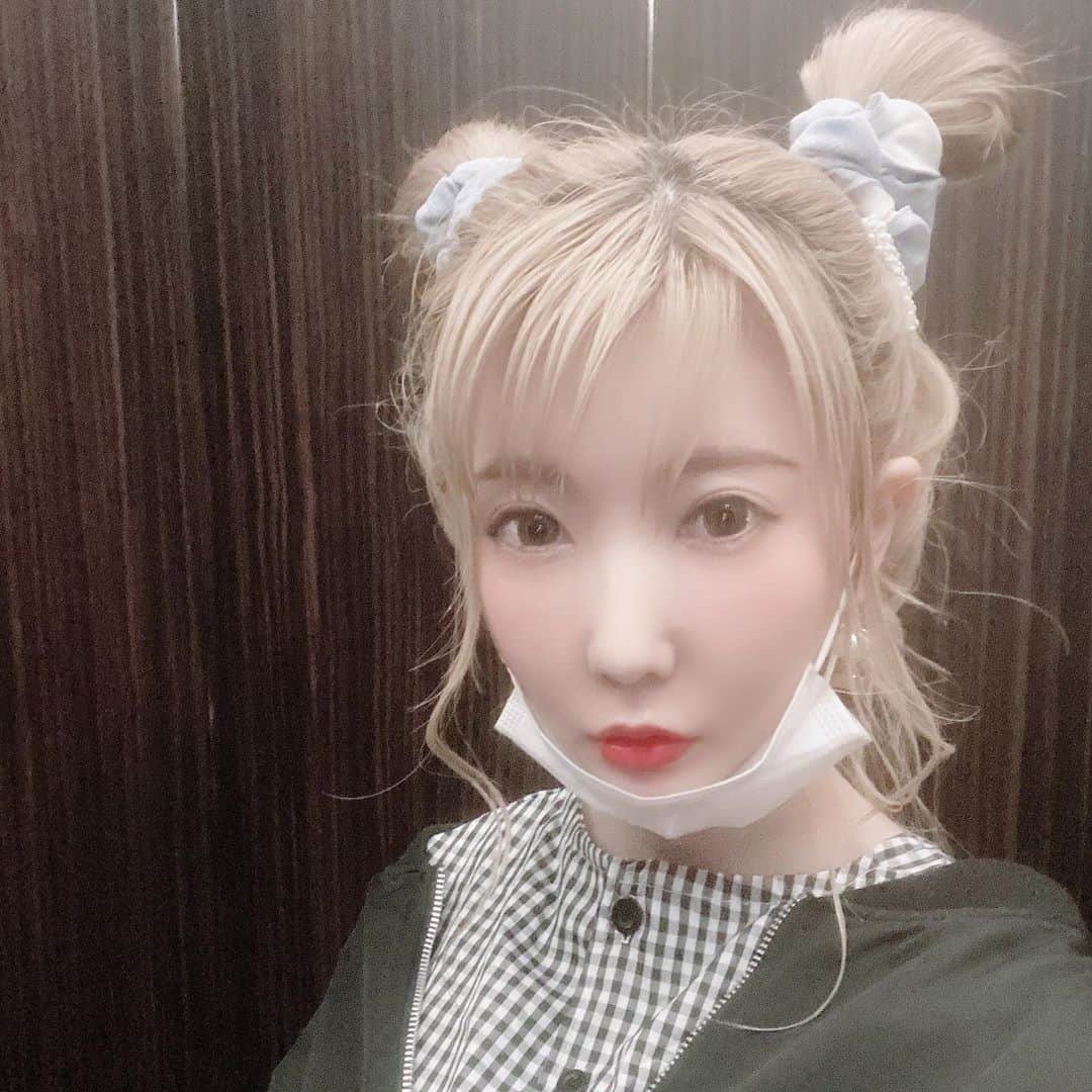 りんか社長のインスタグラム：「今日は中国人になりました。 ニーハオ！うぉーはおれいあー！ もうすぐハロウィンだけど、今年は渋谷ハロウィン無いんだろうなぁ、、、 中国は水着でプールは大盛況！ 既にマスクをしていない人も多い中で、 他の国は戦争が始まったり、 コロナの影響力は計り知れない  ニーハオ！どうなってるん！ 世界に平和を  #你好  #抖音  #tiktok  #チャイボーグ  #お団子ヘア  #金髪」