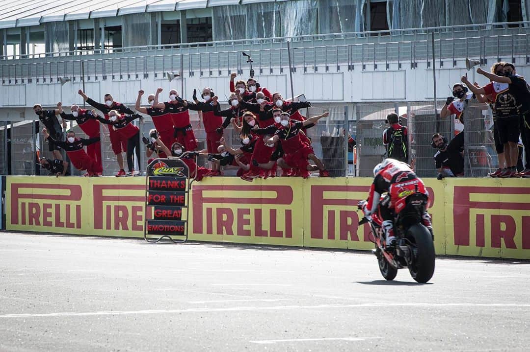 Ducati Japanさんのインスタグラム写真 - (Ducati JapanInstagram)「SBK最終戦ポルトガル・ラウンドのレース2で、チャズ・デイビスとスコット・レディングが1-2フィニッシュを決めてシーズンを終了  2020 スーパーバイク世界選手権（SBK）の最終戦となる第8戦がポルトガルのエストリル・サーキットで開催されました。  土曜日に行われたレース1、4番グリッドからスタートしたAruba.it - Racing Ducatiチームのチャズ・デイビスはスタートでややで遅れたものの12周目に2位に浮上するとそのままチェッカー。チームメイトのスコット・レディングは予選開始早々にクラッシュしたため最後尾からのスタート。6周目には11位までポジションを上げるもののメカニカルトラブルでリタイヤとなりました。 日曜日に行われたレース2ではデイビスが早々にトップに立つと、その強さを維持したままトップでチェッカー。レディングも残り5周で2位となりそのままチェッカー。ドゥカティは今季3度目の1-2フィニッシュを獲得しました。  SBK Rd.08/エストリルのレースレポートはプロフィール( @ducatijapan )のリンクよりドゥカティ ジャパンのサイトをご覧ください。  このレースでSBK2020シーズンが終了。レディングは2020年のSBKシーズンをランキング2位で、デイビスは3位でシーズンを終えました。また2011年にSBKに参戦して以来、初めてのチーム・タイトルを獲得。マニュファクチャラー・ランキングでは、ドゥカティはカワサキとわずか1ポイント差で2位となりました。  Aruba-.it Racing – Ducatiチームへのご声援、ありがとうございました。  #ArubaRacing #Ducati #ForzaDucati #SBK #ドゥカティ #パニガーレV4 #estorilworldsbk」10月19日 13時38分 - ducatijapan