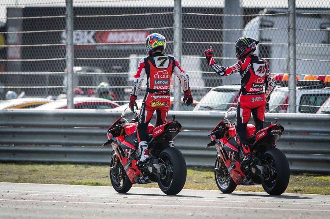 Ducati Japanさんのインスタグラム写真 - (Ducati JapanInstagram)「SBK最終戦ポルトガル・ラウンドのレース2で、チャズ・デイビスとスコット・レディングが1-2フィニッシュを決めてシーズンを終了  2020 スーパーバイク世界選手権（SBK）の最終戦となる第8戦がポルトガルのエストリル・サーキットで開催されました。  土曜日に行われたレース1、4番グリッドからスタートしたAruba.it - Racing Ducatiチームのチャズ・デイビスはスタートでややで遅れたものの12周目に2位に浮上するとそのままチェッカー。チームメイトのスコット・レディングは予選開始早々にクラッシュしたため最後尾からのスタート。6周目には11位までポジションを上げるもののメカニカルトラブルでリタイヤとなりました。 日曜日に行われたレース2ではデイビスが早々にトップに立つと、その強さを維持したままトップでチェッカー。レディングも残り5周で2位となりそのままチェッカー。ドゥカティは今季3度目の1-2フィニッシュを獲得しました。  SBK Rd.08/エストリルのレースレポートはプロフィール( @ducatijapan )のリンクよりドゥカティ ジャパンのサイトをご覧ください。  このレースでSBK2020シーズンが終了。レディングは2020年のSBKシーズンをランキング2位で、デイビスは3位でシーズンを終えました。また2011年にSBKに参戦して以来、初めてのチーム・タイトルを獲得。マニュファクチャラー・ランキングでは、ドゥカティはカワサキとわずか1ポイント差で2位となりました。  Aruba-.it Racing – Ducatiチームへのご声援、ありがとうございました。  #ArubaRacing #Ducati #ForzaDucati #SBK #ドゥカティ #パニガーレV4 #estorilworldsbk」10月19日 13時38分 - ducatijapan