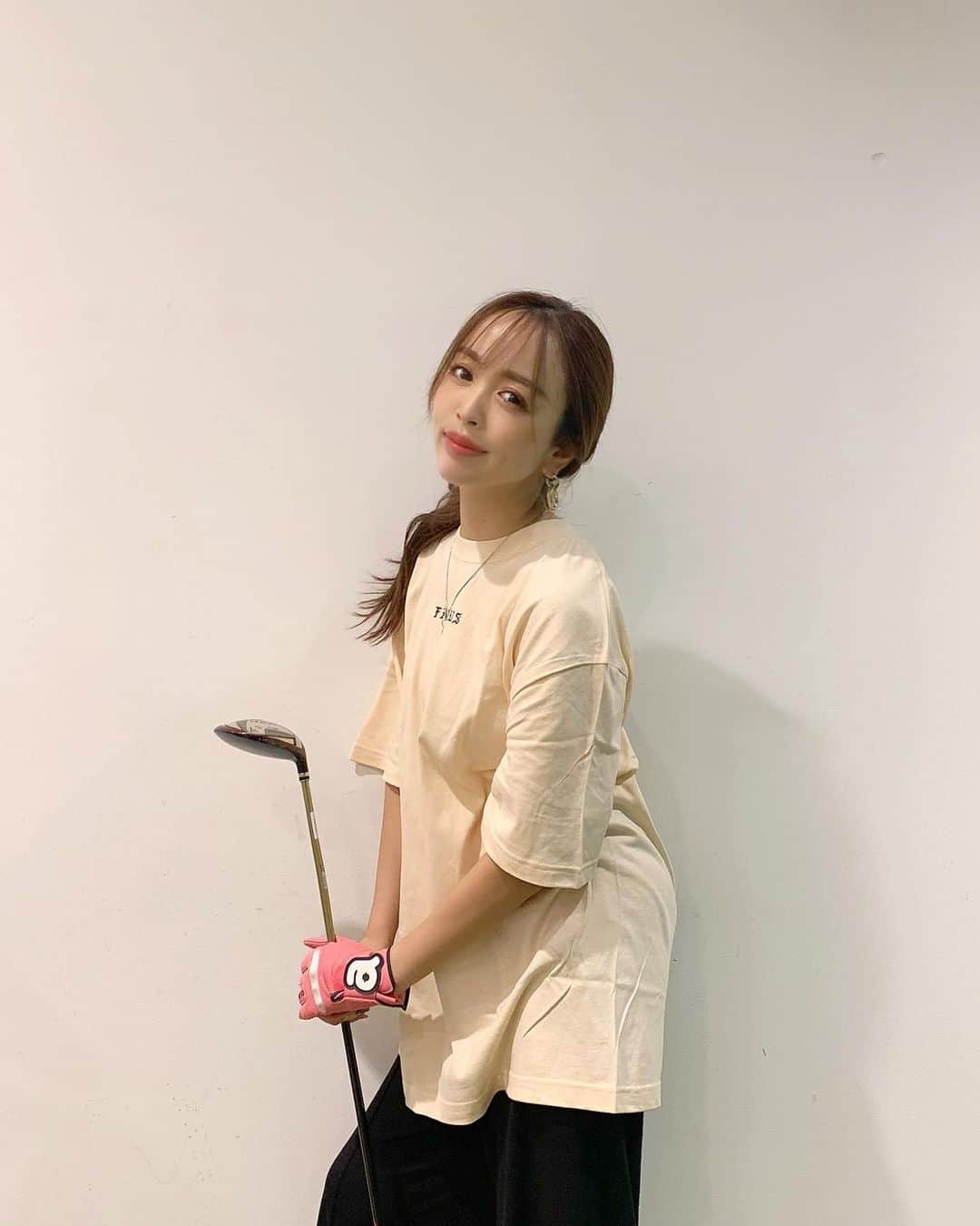 のインスタグラム：「定期的な見直し💜﻿ ﻿ ﻿ ﻿ 気付いたら変な癖が…﻿ ﻿ 意外とちゃんと、練習しているつもりでもプロの目でみたら何が違うかすぐ見抜かれる⛳️﻿ ﻿ ﻿ まだまだまだまだ成長しなければならない！！﻿ ﻿ ﻿ ﻿ ﻿ ﻿ 習ったものを練習に、生かす。﻿ ﻿ 練習を、ラウンドへ、番組の本番へ生かす。﻿ ﻿ ﻿ ﻿ それができないと練習の意味がないから、﻿ 意味のある練習をコツコツするように、一人で黙々とうちっぱへいきます^ ^﻿ ﻿ ﻿ 多分、性格がアスリートなんだよね、もともとw﻿ ﻿ ﻿ ﻿ 頑張った先に見える成長が嬉しいからまた頑張る☻﻿ ﻿ ﻿ なんだって諦めたらそこで終わり☻✨﻿ ﻿ ﻿ ﻿ 山田先生、 @5undersgolf_yamada いつも、たくさんの学びをありがとうございます！！﻿ ﻿ ﻿ ﻿ また、よろしくお願い申し上げます！！！  #ゴルフ#ゴルフ女子　#ゴルフレッスン#ゴルフコーチ」