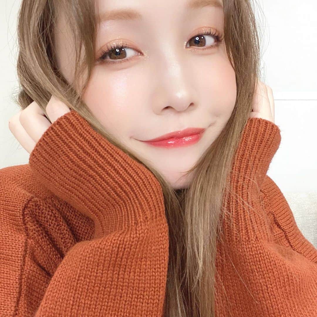 海老原りさのインスタグラム：「💅🏻今週のセルフネイル💅🏻﻿ ﻿ ﻿ ﻿ ﻿ 今週も一週間がんばろうね🐖♡︎﻿ ﻿ ﻿ ﻿ ✔︎innisfree リアルカラーネイル＃49 ¥396 ﻿ 秋を感じるテラコッタブラウン。 鮮やかで遠目だと肌が白く見える😮  安い、塗りやすい、乾きやすい◎  私は薄く2度塗り仕上げなんだけど サラサラしたテクスチャーだから サイドのギリギリの部分まで スル〜っと塗れるし 薄くのせてもムラになりにくい。  旬のニュアンスカラーが多いから 毎シーズン必ずチェックしてるよ✍🏻✨ ﻿ ﻿ ﻿ #ネイル#セルフネイル#ポリッシュネイル #イニスフリー#innisfree#リアルカラーネイル#リアルカラーネイル49#テラコッタネイル」