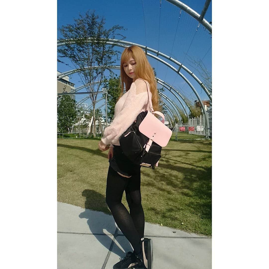 のインスタグラム：「ピカ晴れの時☀️最近ゲットしたお気に入りのバックパック🎶 丁度良いポケットが付いてオススメだよ🦋 ●15%off専用割引コード：ayunaGL (期限なし)  特別15%割引コードを使うとお得に✨ ●公式オンラインストア：http://gastonluga.com ●公式アカウント名　　：@gastonluga ●ハッシュタグ　　　　：#GastonLuga #ガストンルーガ #バックパック ●送料返品料 無料➕国内より発送 ●クーポン割引とギフトがもらえるのは公式ストアのみです👌」