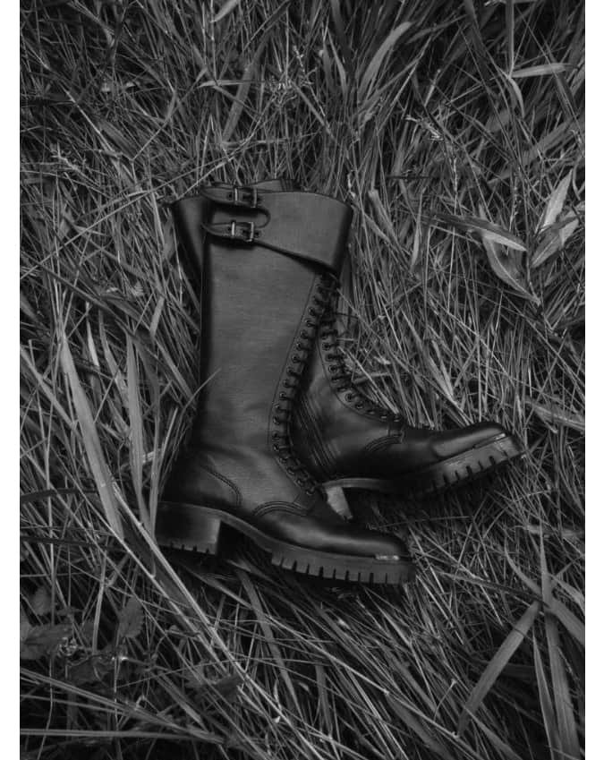 バルバラ ビュイさんのインスタグラム写真 - (バルバラ ビュイInstagram)「FREE AND REBELLIOUS : RANGERS STRENGTHEN THE LOOK.⁣ ⁣ photo - @thomasgoldblum⁣ ⁣ #fw20 #barbarabui #rangers #boots #newshoes」10月19日 14時00分 - barbarabuiofficial