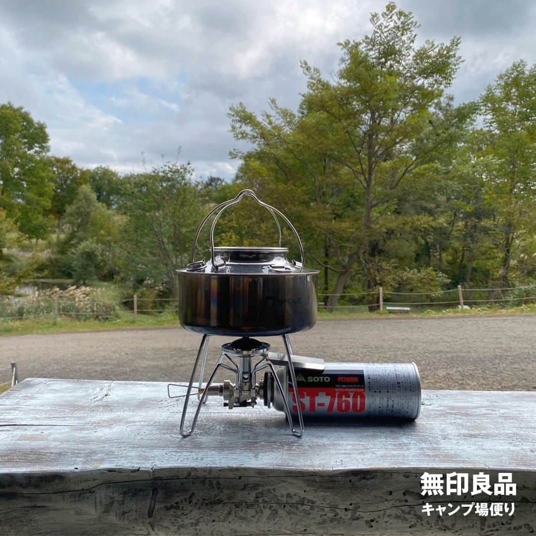 無印良品さんのインスタグラム写真 - (無印良品Instagram)「【キャンプ】いろいろなお湯の沸かし方 - 料理やあたたかい飲みものを淹れるときに使うなど、お湯を沸かすことが増える秋冬のキャンプ。焚き火とバーナーではお湯を沸かす時間にどれくらいの差があるのか、新潟県・津南キャンプ場のスタッフが比べてみました。 - 焚き火では約6分で沸きましたが、ケトルがすすけて真っ黒になってしまいました。見た目に味わいが生まれるとはいえ、道具をきれいに使いたい場合は注意が必要です。 - カセットボンベ缶（CB缶）を燃料とするバーナーでは約2分20秒で沸きました。燃料には種類ごとに特長や長所があり、カセットボンベ缶の場合は入手のしやすさがあげられます。 - 使用する燃料の成分や気象条件、場所などによって沸騰にかかる時間は変動するため、必ずしも同じ結果になるとは限りません。今回の結果をひとつの目安としつつ、お気に入りのキャンプスタイルに合った道具を探してみてください。 - #無印良品 #MUJI #無印良品キャンプ場 #無印良品津南キャンプ場 #キャンプ場 #キャンプ #アウトドア #新潟 #津南 #キャンプギア #キャンプ道具 #キャンプ用品 #バーナー #シングルバーナー #焚き火 #焚火 #たき火」10月19日 14時00分 - muji_global