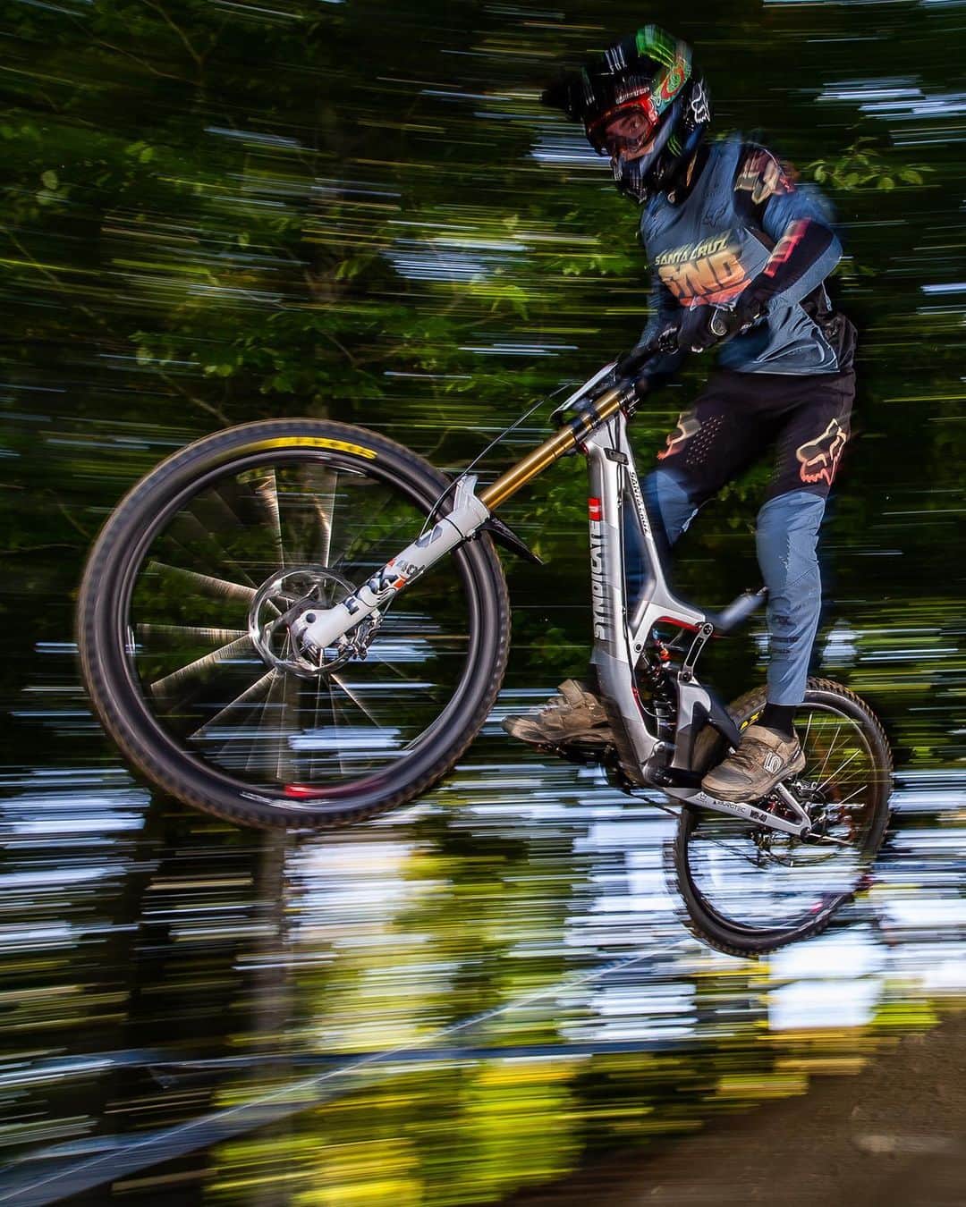 のインスタグラム：「Back on 🔝🏆 @lorisvergier claims back-to-back victories in a double header at MTB World Cup in Maribor this weekend!  #MBWorldCup #MTB #DH #MountainBike #Biking #Bike #MonsterEnergy」