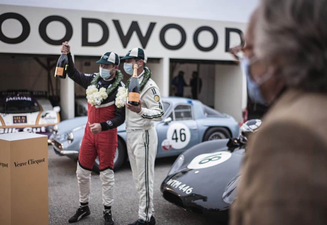 アンドレ・ロッテラーのインスタグラム：「Thank you Goodwood for making it happen and being so special again!  Pole + win in the TT race with this unique Lister and a win in the Gerry Marshal trophy with a Boss Mustang! The Big Ford Galaxie was fun, but had engine issues! Can’t wait to be back for the fun with everyone and my private photographer @ania_niaa behind the Leica! @goodwoodrrc #gwspeedweek」