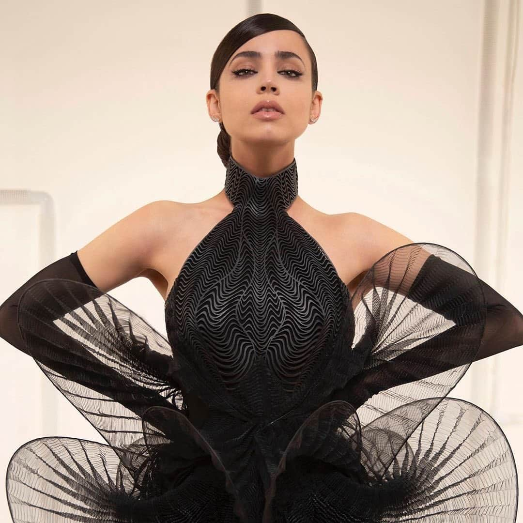 Iris Van Herpeさんのインスタグラム写真 - (Iris Van HerpeInstagram)「Inflorescent @SofiaCarson radiates in this 'Between the Lines' dress for the release of her new single ~  Director: @HannahLuxDavis Styling: @NicolasBruStyle Make-up: @KaranMitchellMua Hair: @CaileNoble  #irisvanherpen #couture #betweenthelines #sofiacarson」10月20日 0時53分 - irisvanherpen