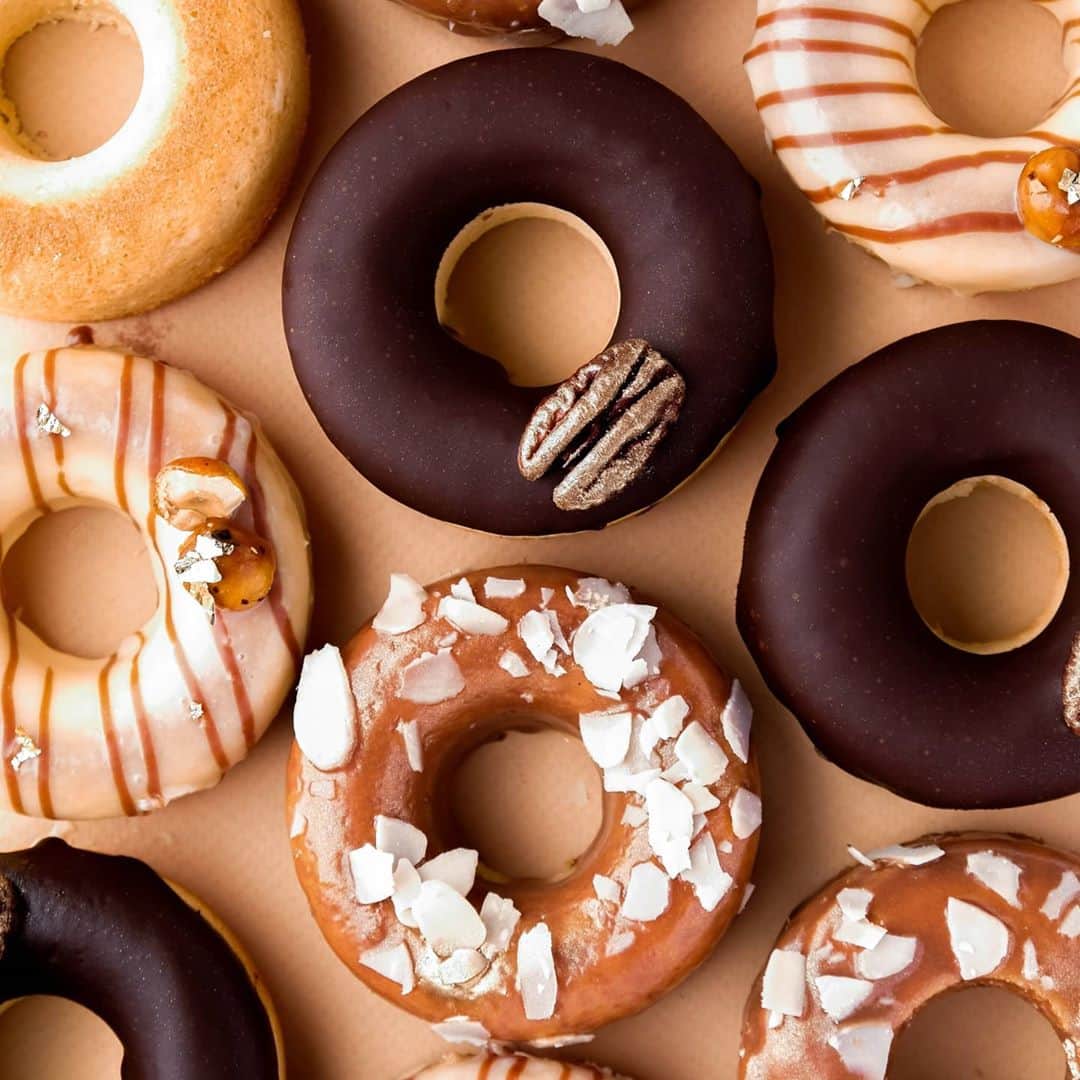 オリガ・ノスコワのインスタグラム：「Hi everyone, I have prepared a new range of desserts for you. However, these are quite different from the ones you are used to seeing here. The new desserts are all about home cooking in an atmosphere of coziness. I created them so that more people could get inspired to bake using ingredients that most already have on hand. It is possible to make a beautiful and delicious dessert for a weekend dinner or a holiday party very quickly.  . And if you are looking for an option that is easy to make but will impress, go for doughnuts! 🍩 This time, I used sponge instead of fermented dough and added a basic chocolate ganache. Isn’t this great?😉   Привет, друзья!   Я подготовила новую серию десертов. Но они отличаются, от того что вы привыкли видеть здесь. Десерты, связанные с семейным уютом и домашней кухней. Это все сделано для того, чтобы большее количество людей смогли вдохновиться и приготовить десерт сами из продуктов, которые всегда есть у вас дома. Ведь можно приготовить вкусный и красивый десерт к выходным или ближайшему празднику очень быстро.  . Поэтому, если вы хотите сделать простой, но эффектный десерт - берите пончики! 🍩 Я сделала их не из привычного для многих дрожжевого теста, а из бисквитного и дополнила простым шоколадным ганашем. Не правда ли здорово?😉」