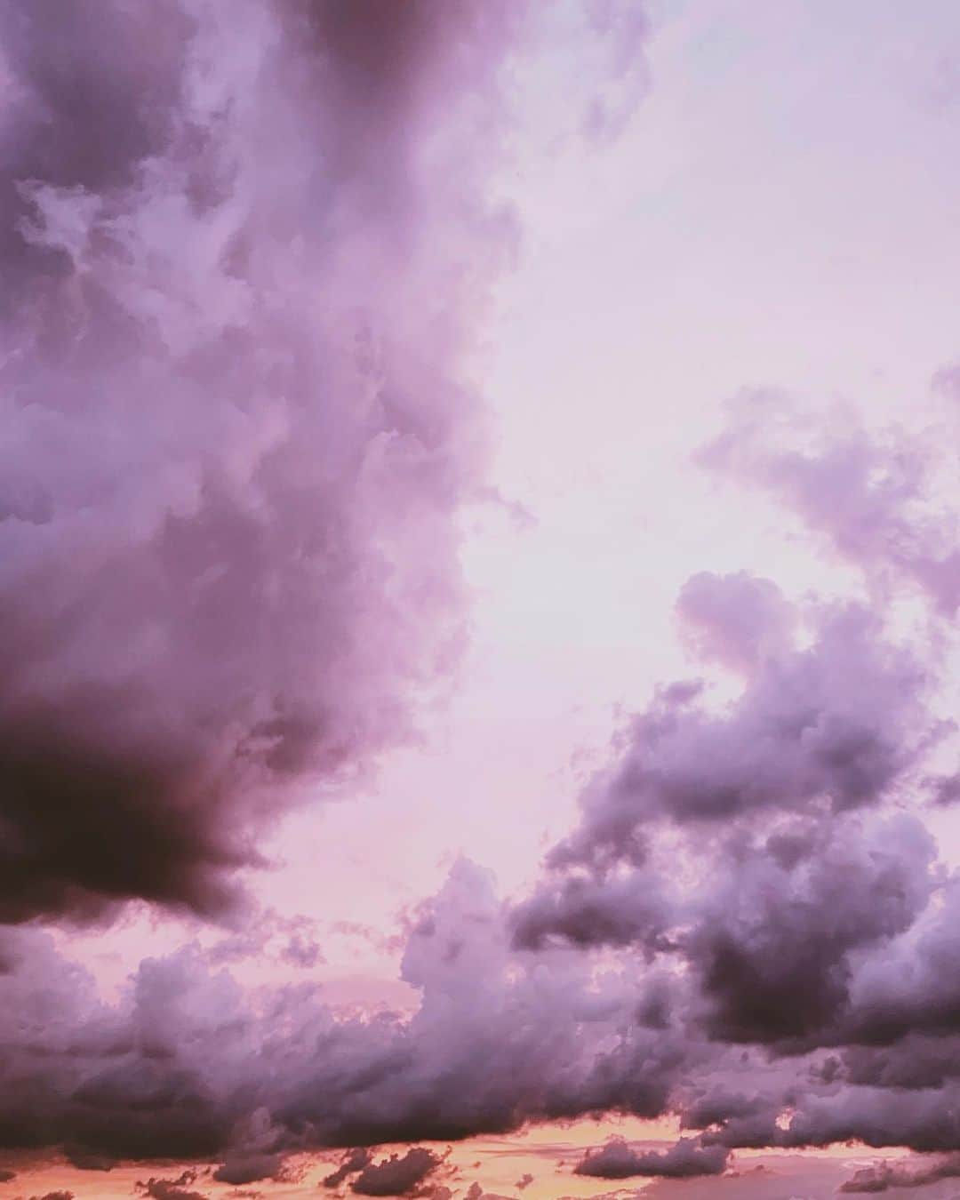 RUBYのインスタグラム：「そろそろ本当にMauiに帰りたいなぁ🤍  この写真と動画は日本だけど、SUNSET見るたびにMaui思いだしてる  #Maui #sunset #goodvibes」