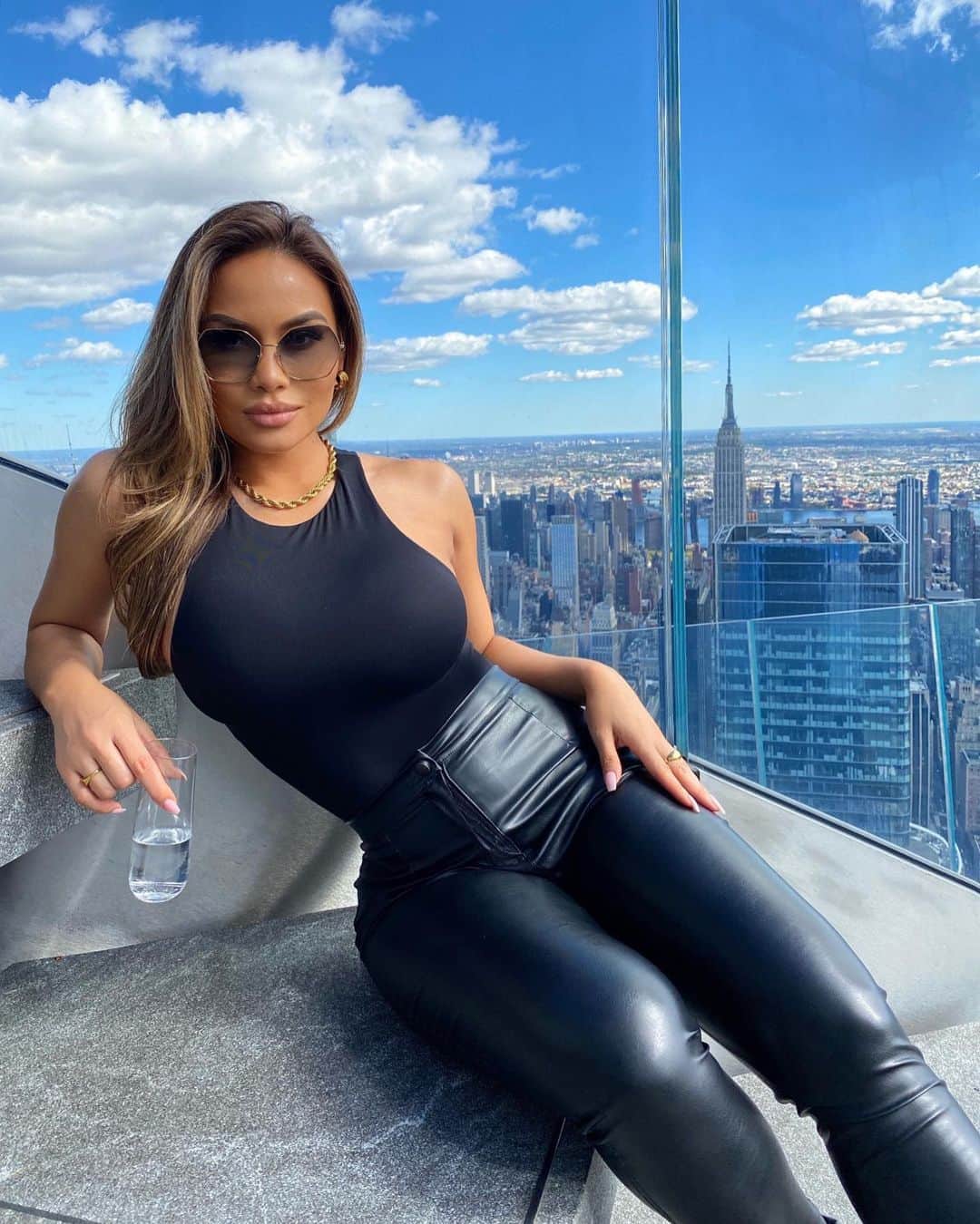 ダフネ・ジョイのインスタグラム：「That one time above NY wearing full @missyempire #missygirls 🌃」