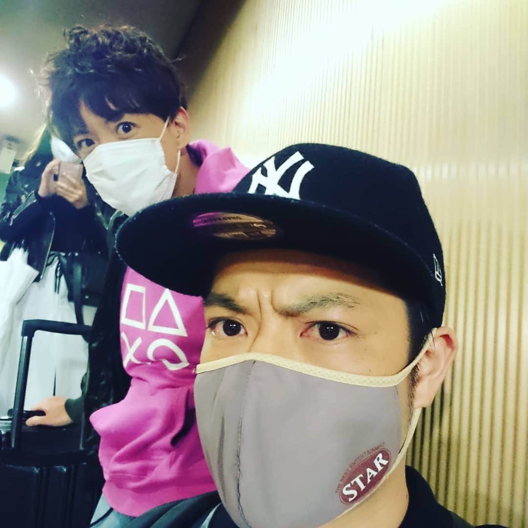 すずけんのインスタグラム：「仲良く帰るよーヽ(*´▽)ノ♪  今日は楽しい夜だったので、帰ってお酒・・・飲みます(*´ω｀*)」