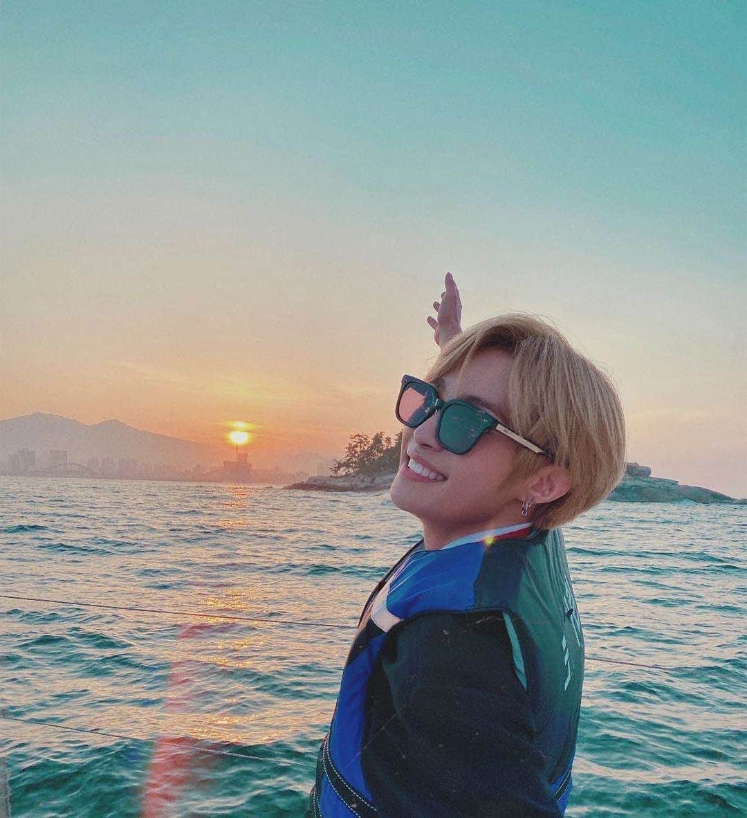 ヤンヤン（YangYang）さんのインスタグラム写真 - (ヤンヤン（YangYang）Instagram)「🌅🛥🥰 let’s sail off into the sunset」10月19日 23時23分 - yangyang_x2
