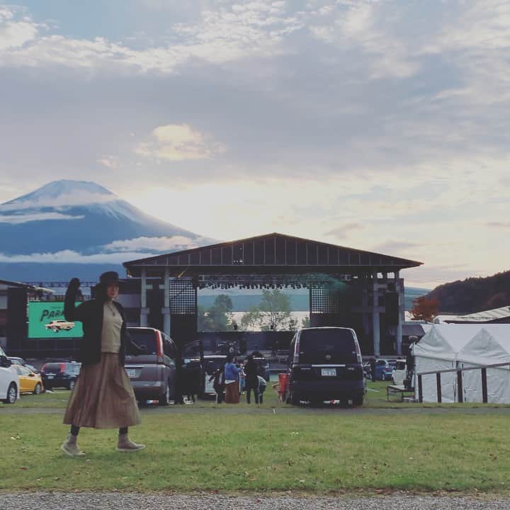 のインスタグラム：「. . 🦌 おどってる場合ではなかった人。 . . #おまけ　 #soilpimpsessions  #TENDRE  #djkawasaki  .  📸#leica #camera   #山中湖　#mtfuji  #富士山　#湖畔　#はじまるよ　 #parked #driveinlive #radio  #spaceshowertv #lakeyamanaka #japan  #山梨 #yamanashi  ほうとう ます寿司  しゃいんますかっと　#food #eat  #music #live #weekend #sunday #car #drive #goto #温泉 #trip   🚘DRIVE-IN LIVE ”PARKED”🚘 Vol.4」