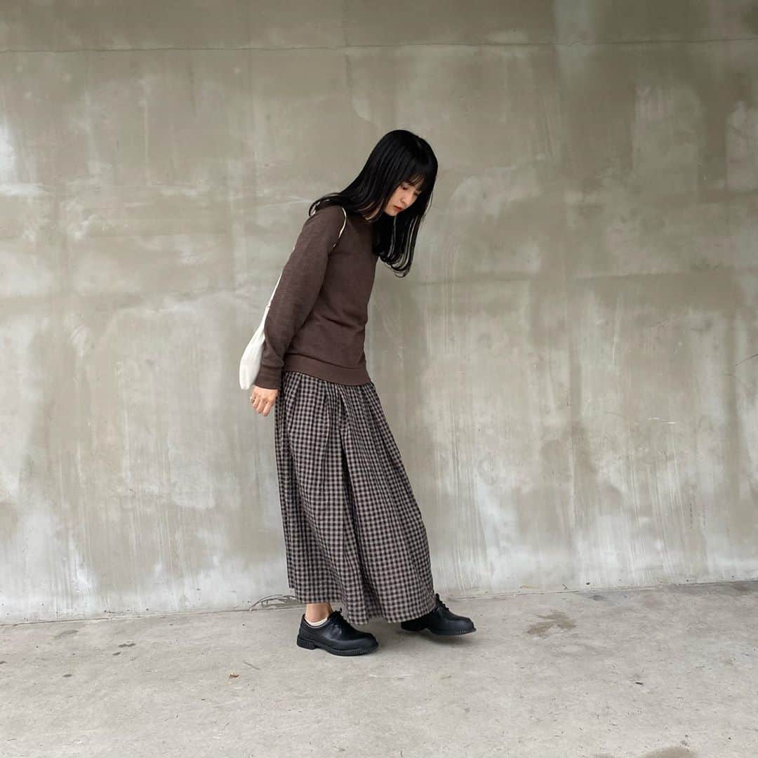 名和風歌さんのインスタグラム写真 - (名和風歌Instagram)「茶色の日🐐👞🐐👞 スウェットは無印のメンズ、Sサイズ。Mでもよかったかな〜〜 tops_ @muji_global #無印良品　 skirt_ @libra_by_viva_la_holiday  shoes_ @camper_japan #カンペール」10月19日 23時26分 - fuuka_nw
