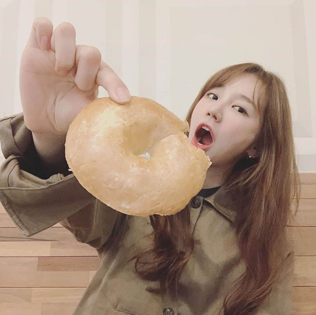 ユン・ウネさんのインスタグラム写真 - (ユン・ウネInstagram)「엄청~~BIG bagel 🥯🤭❣️」10月19日 23時27分 - y1003_grace