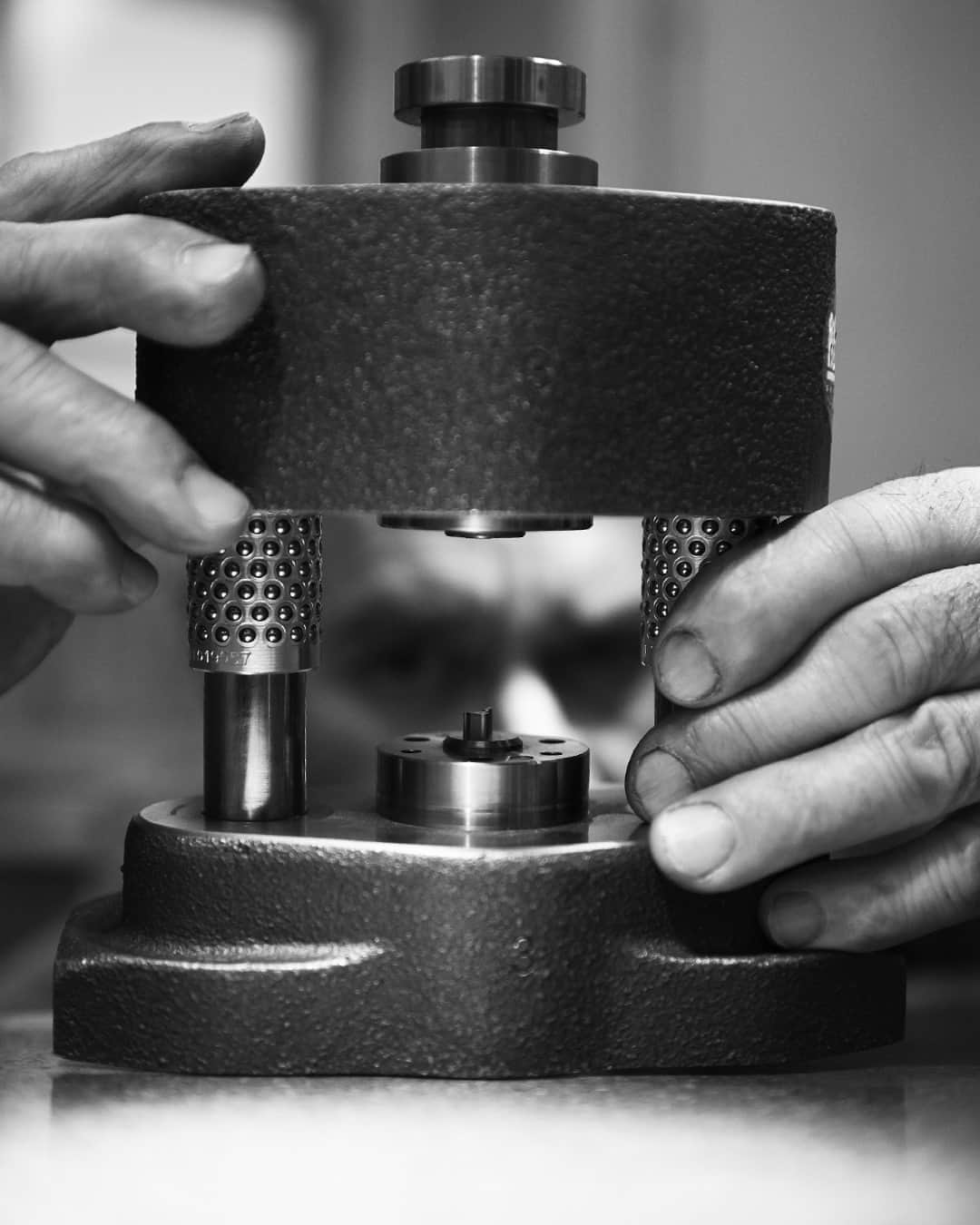 ゼニスのインスタグラム：「#Manufacture: While the Zenith Manufacture has undoubtedly excelled and innovated in its approach to watchmaking, some things are best done the traditional way.  #Zenith #ZenithWatches #Stamp #InHouse #SavoirFaire」
