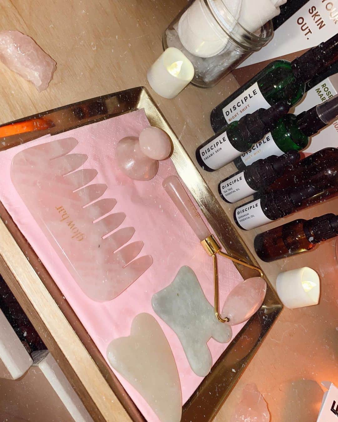 シャニーナ・シャイクのインスタグラム：「Had the most AMAZING facial today @glowbarldn 💖! Using these face  tools, acupuncture and Lympthatic massage - I was left feeling extremely zen 🙏🏽」
